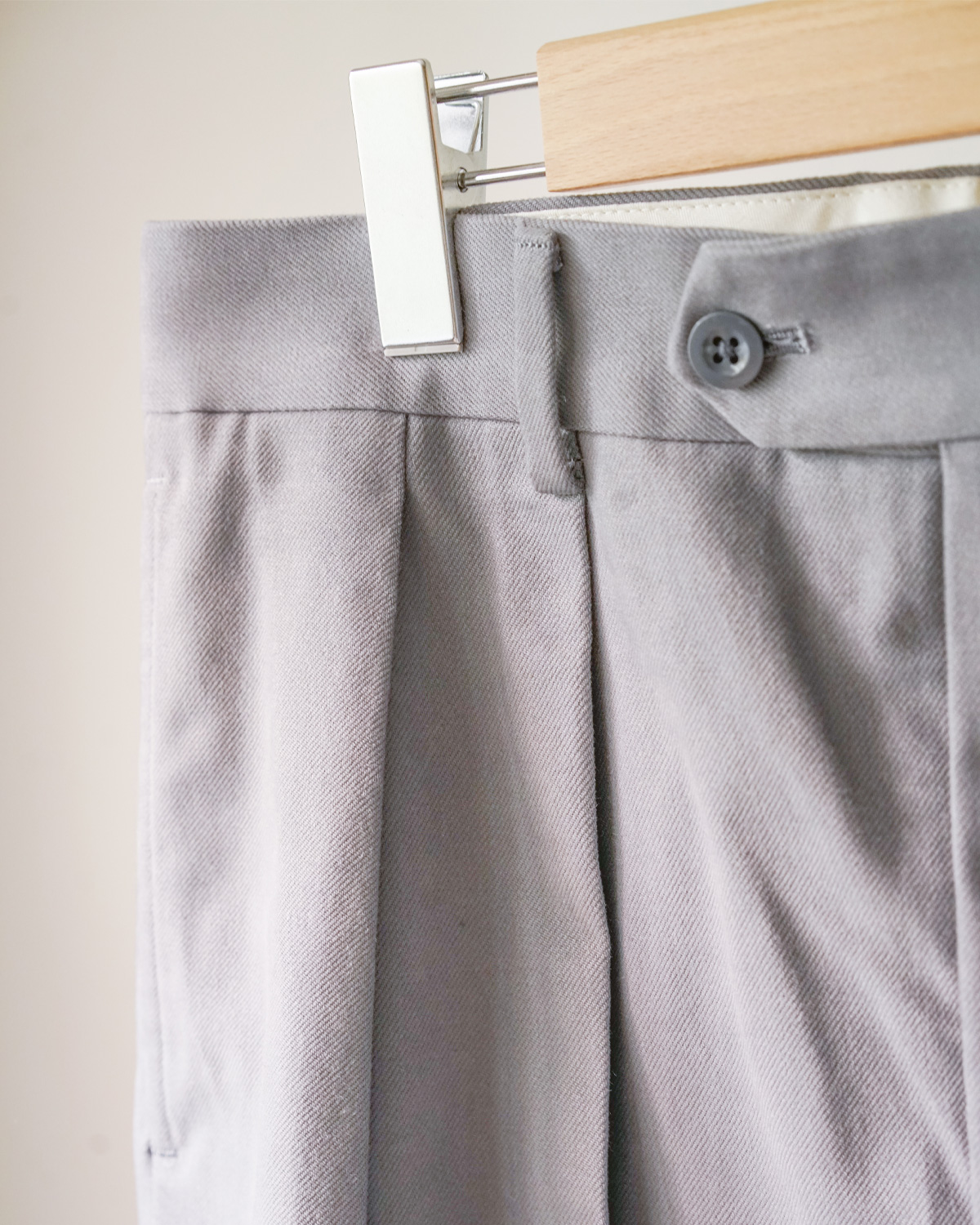 Gray(深めのタックがドレッシーでスタイリングを引きしめます)