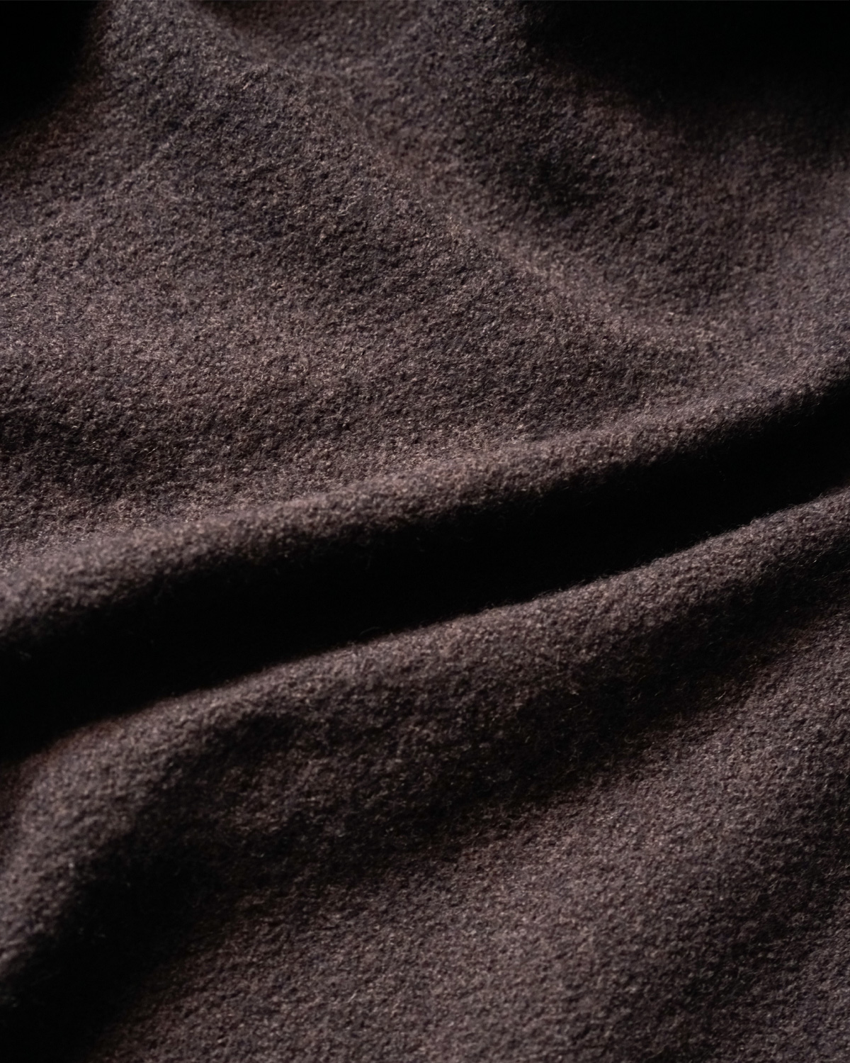 Dark Brown(なめらかなでふっくらしたニットは温もりとクラシック感を楽しめます)