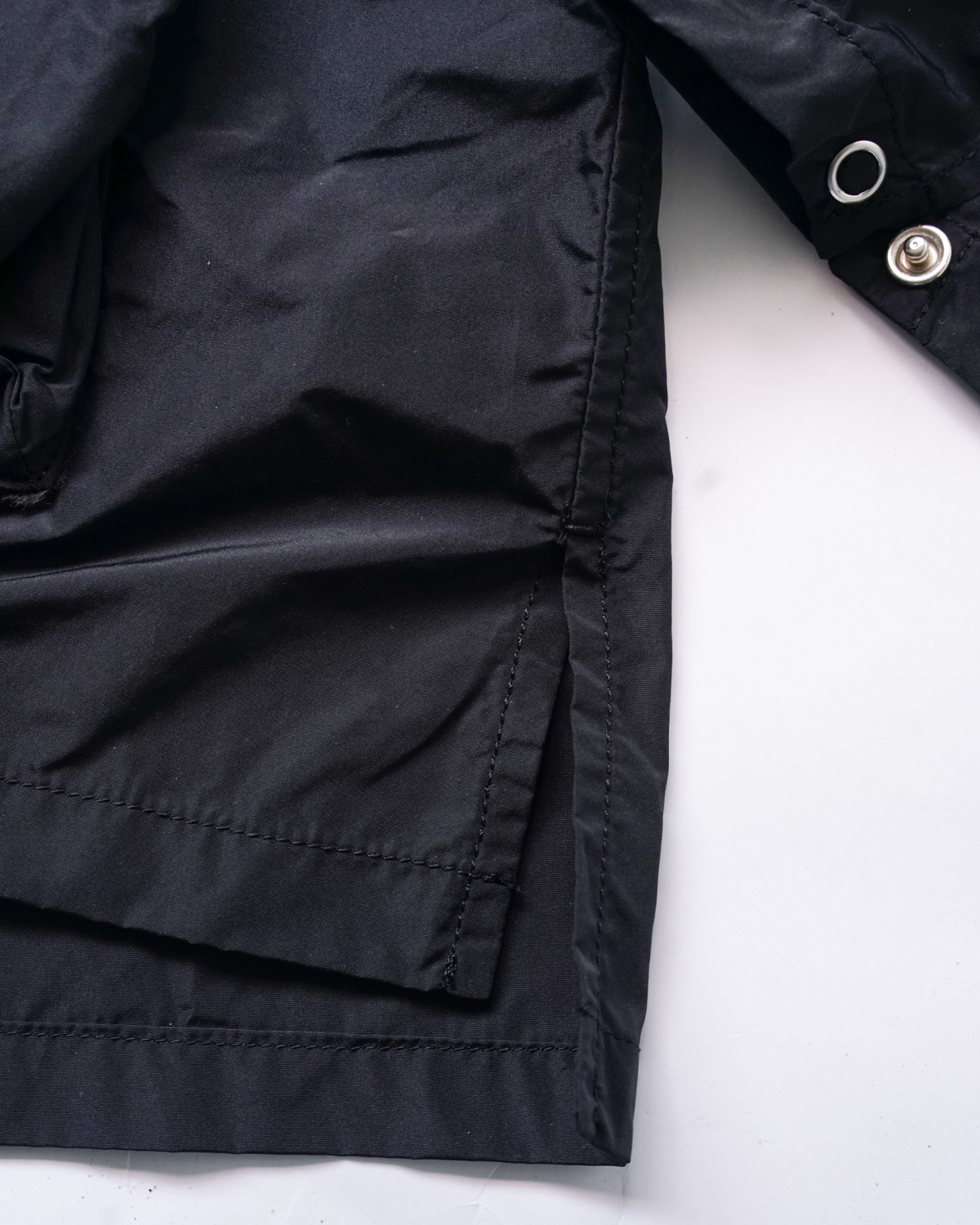 BLACK（裾にはスリットが入ります）