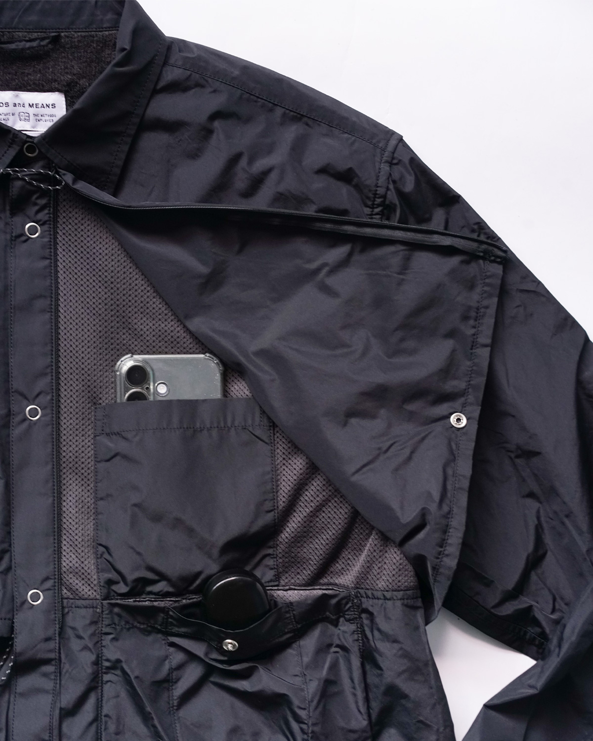 BLACK（胸元のコンシールファスナーを開けるとベンチレーション兼ポケットが）