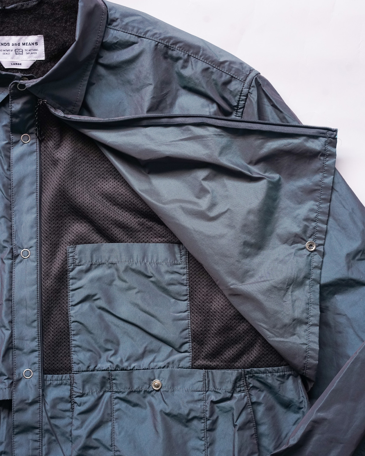 Slate Green(胸元のコンシールファスナーを開けるとベンチレーション兼ポケットが)