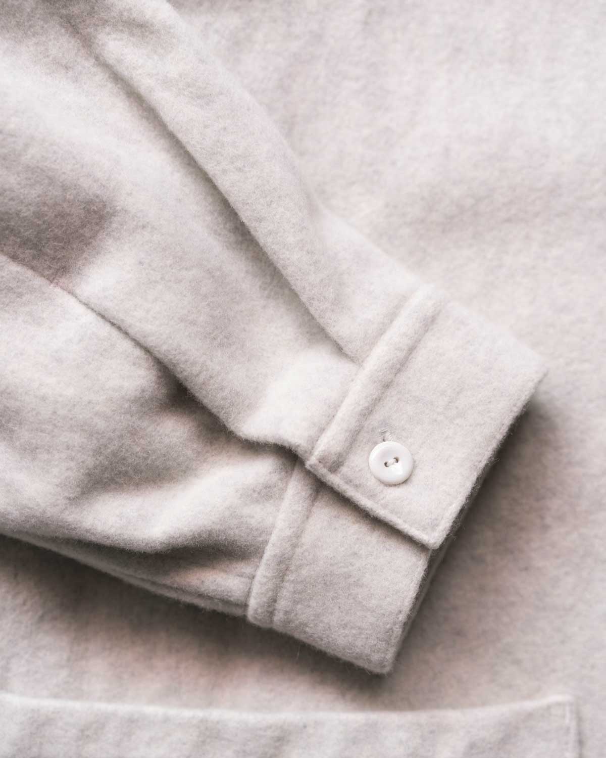 ECRU(形はスポーツジャケットですがカフスがつくシャツ仕様)