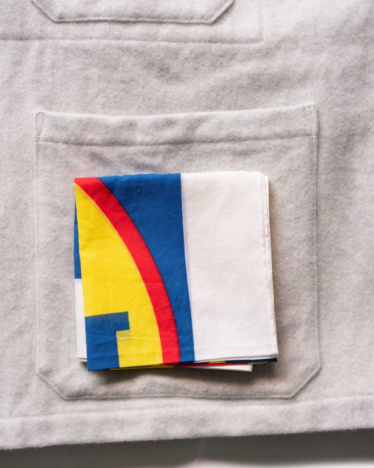 ECRU(大ぶりでやや下につくポケットはデザインのアクセントだけでなく収納力も)