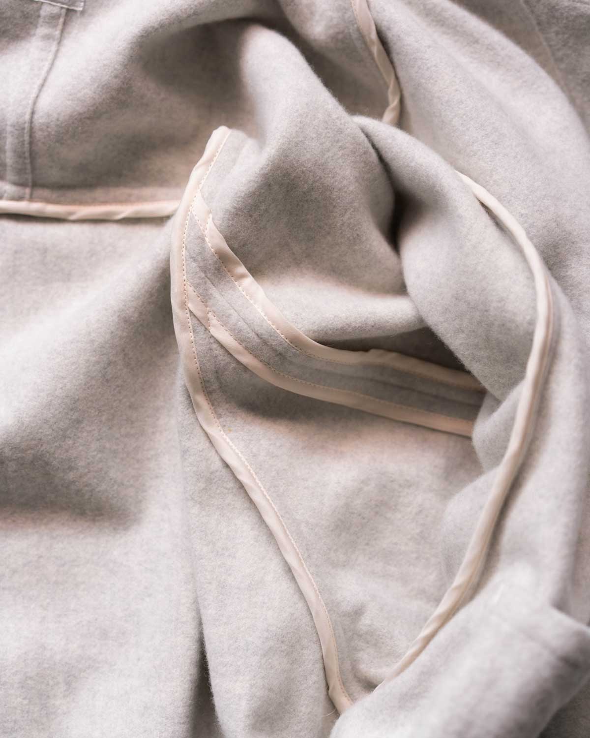 ECRU(裏地は丁寧にパイピング処理された丁寧な縫製が魅力的です)