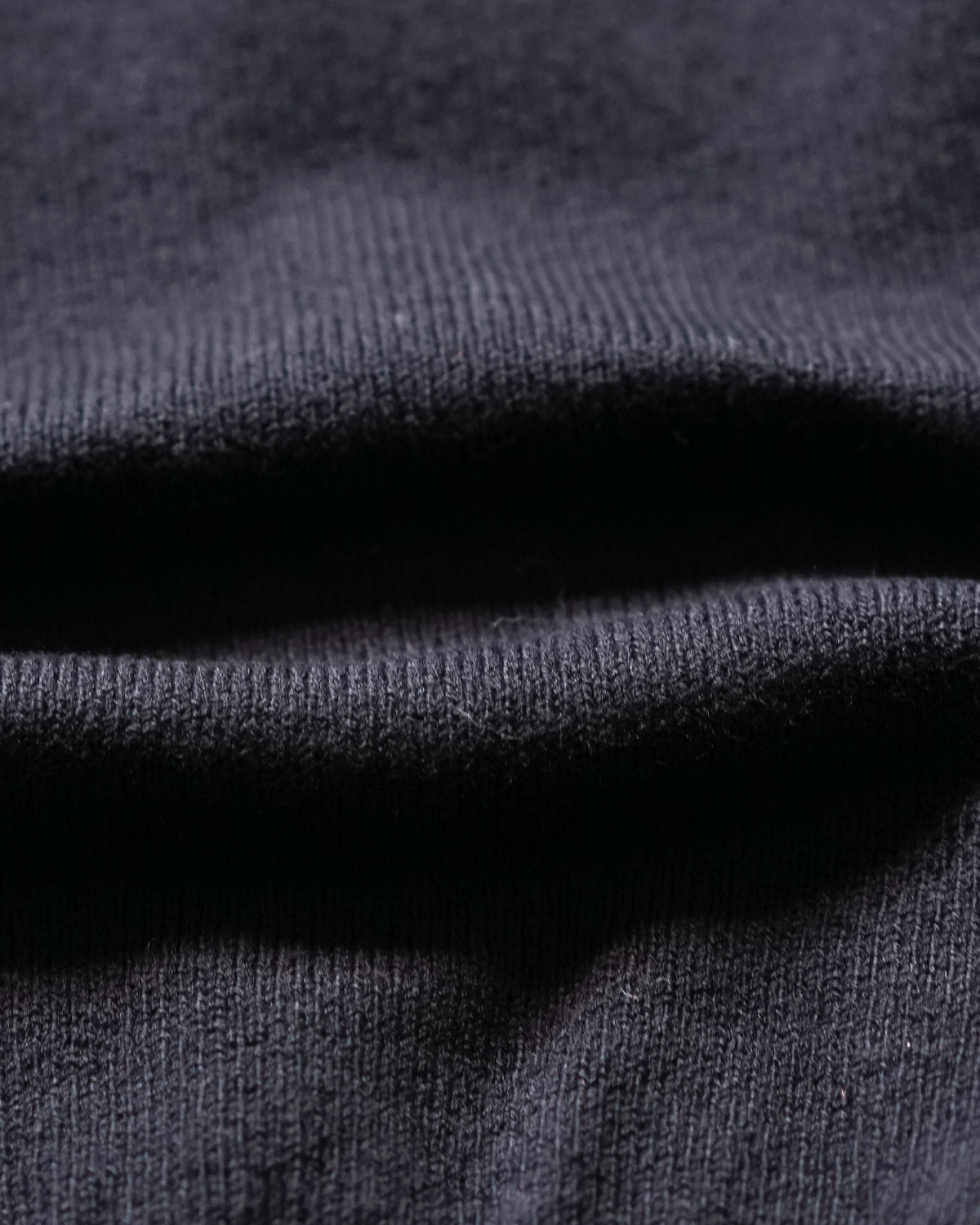 BLACK(なめらかで返りのある生地はタフで伸びにくいです)