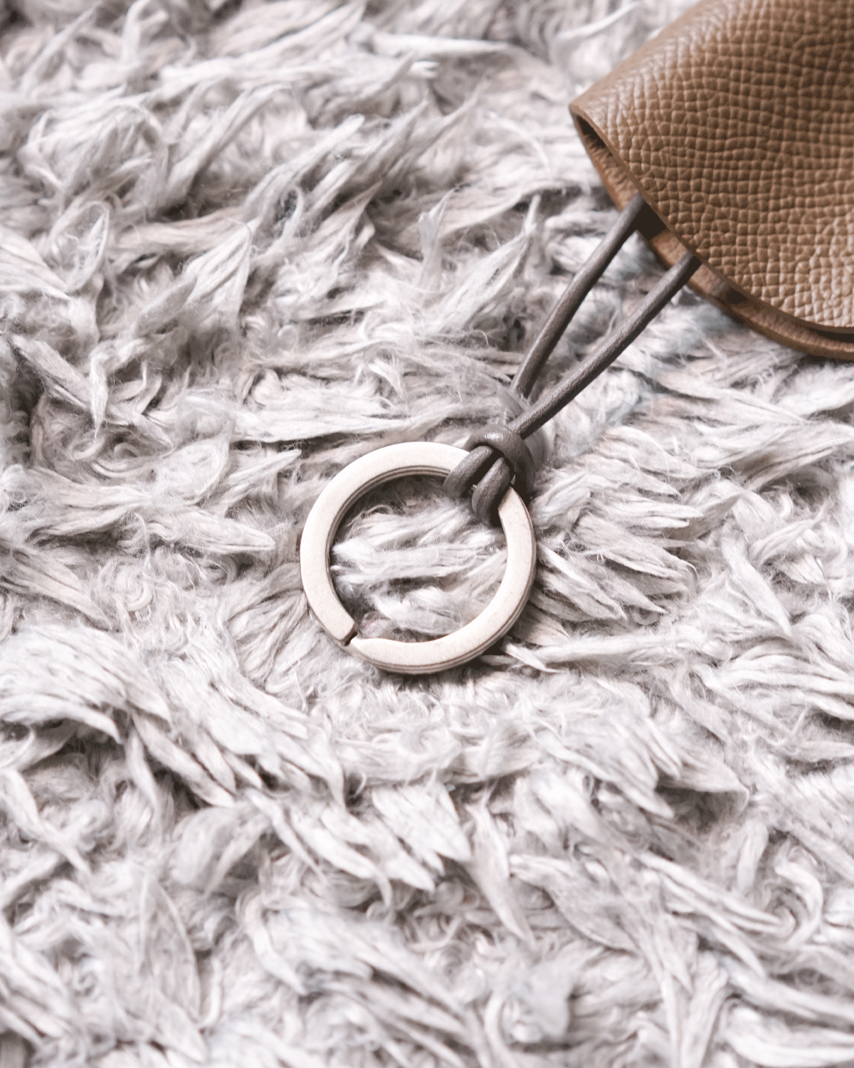 TAUPE(中にマルカンが付いており鍵を通して使います)