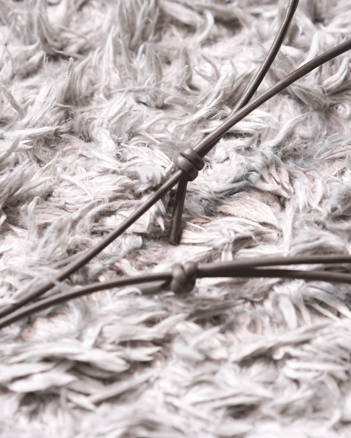 TAUPE(革紐の結び目をずらすことで紐の長さ調整ができます)