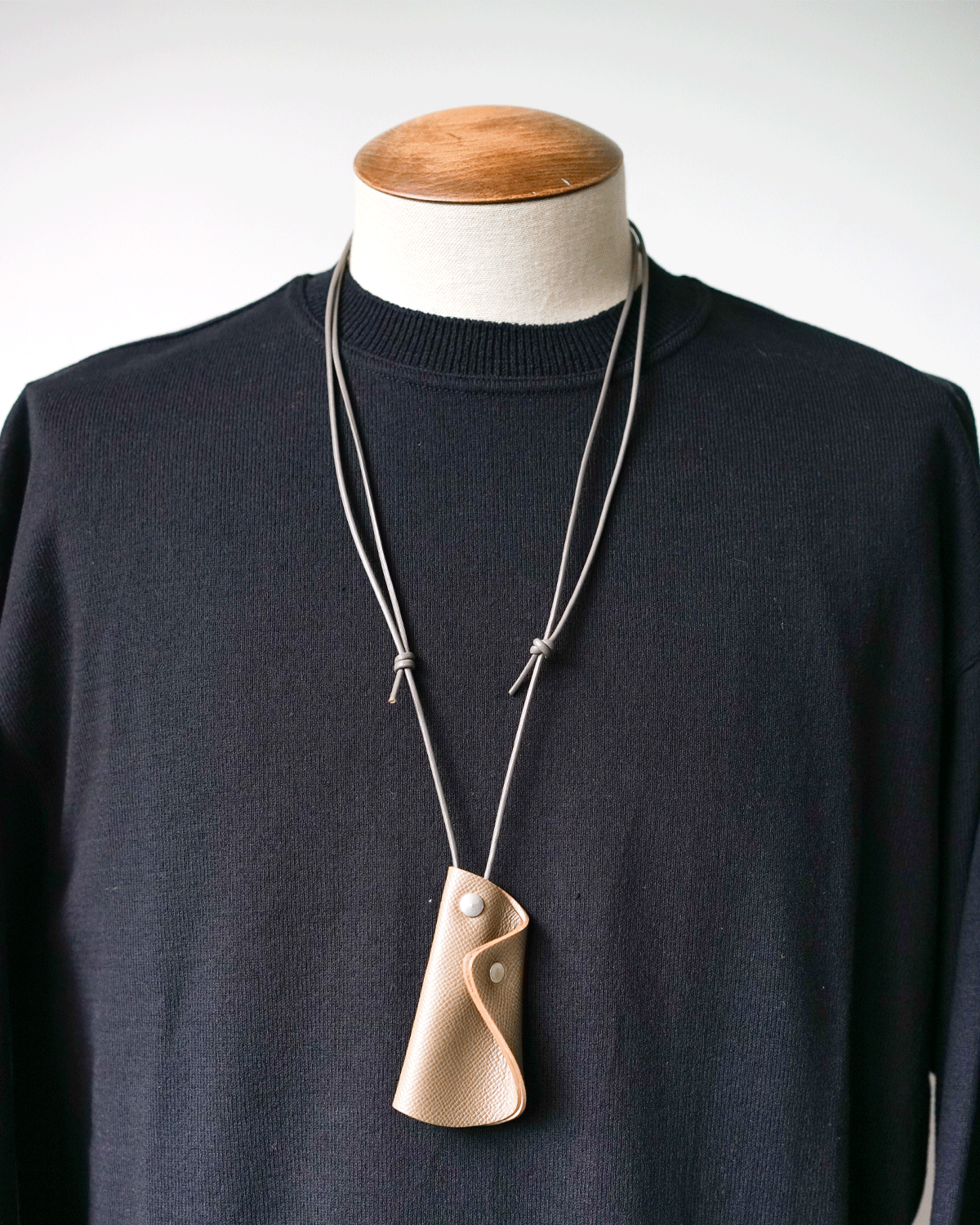 TAUPE(レザーの紐を使用している為、長年の使用でも切れにくいです)