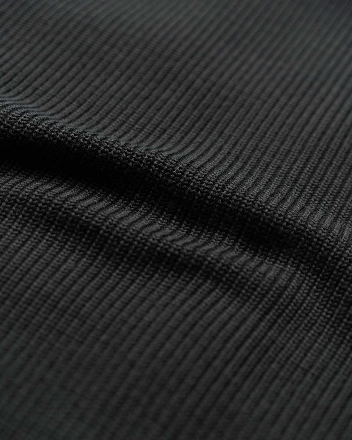 BLACK(しっかりしたウールですが、なめらかでチクチクしません)