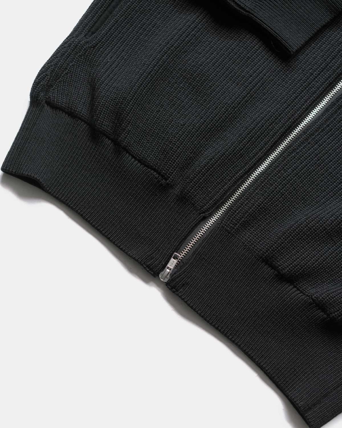 BLACK(裾はリブが効くので風の侵入を防ぎます)