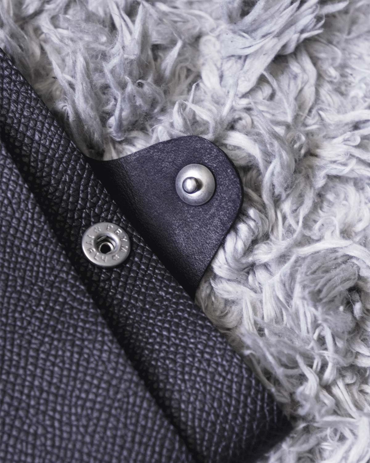 BLACK(メイン収納部はホックで止められます)