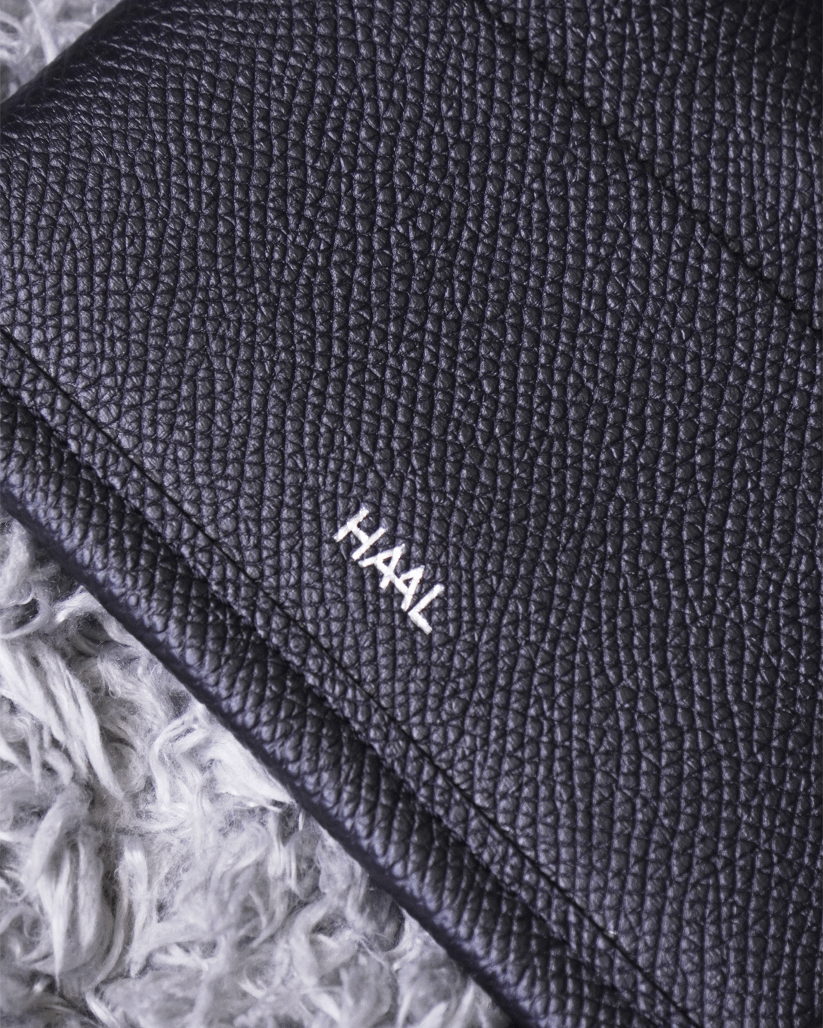 BLACK(控えめなシルバーの箔押しロゴが背面下に入ります)