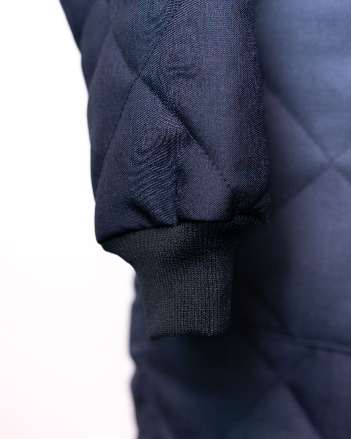 NAVY(袖リブも風の親友を防ぐためしっかり目です)