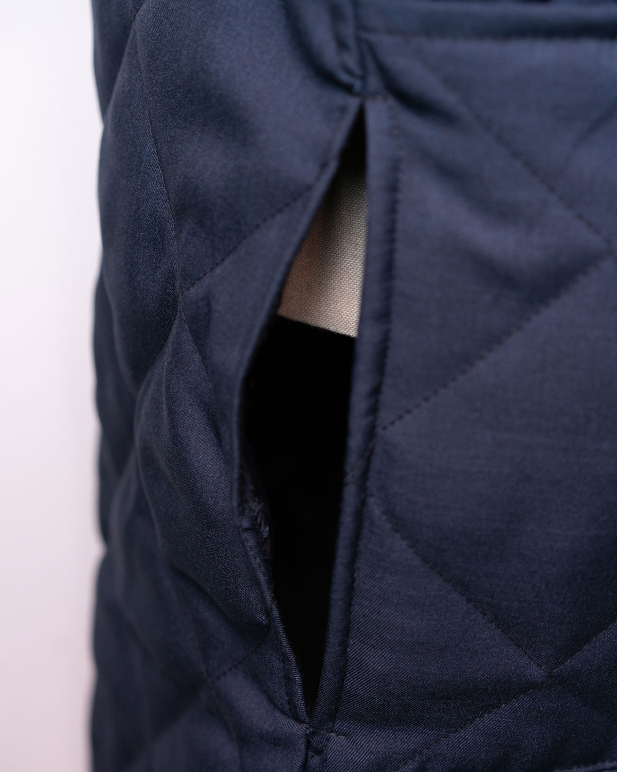 NAVY(サイドにはポケットへのアクセスをよくするため貫通ポケット)