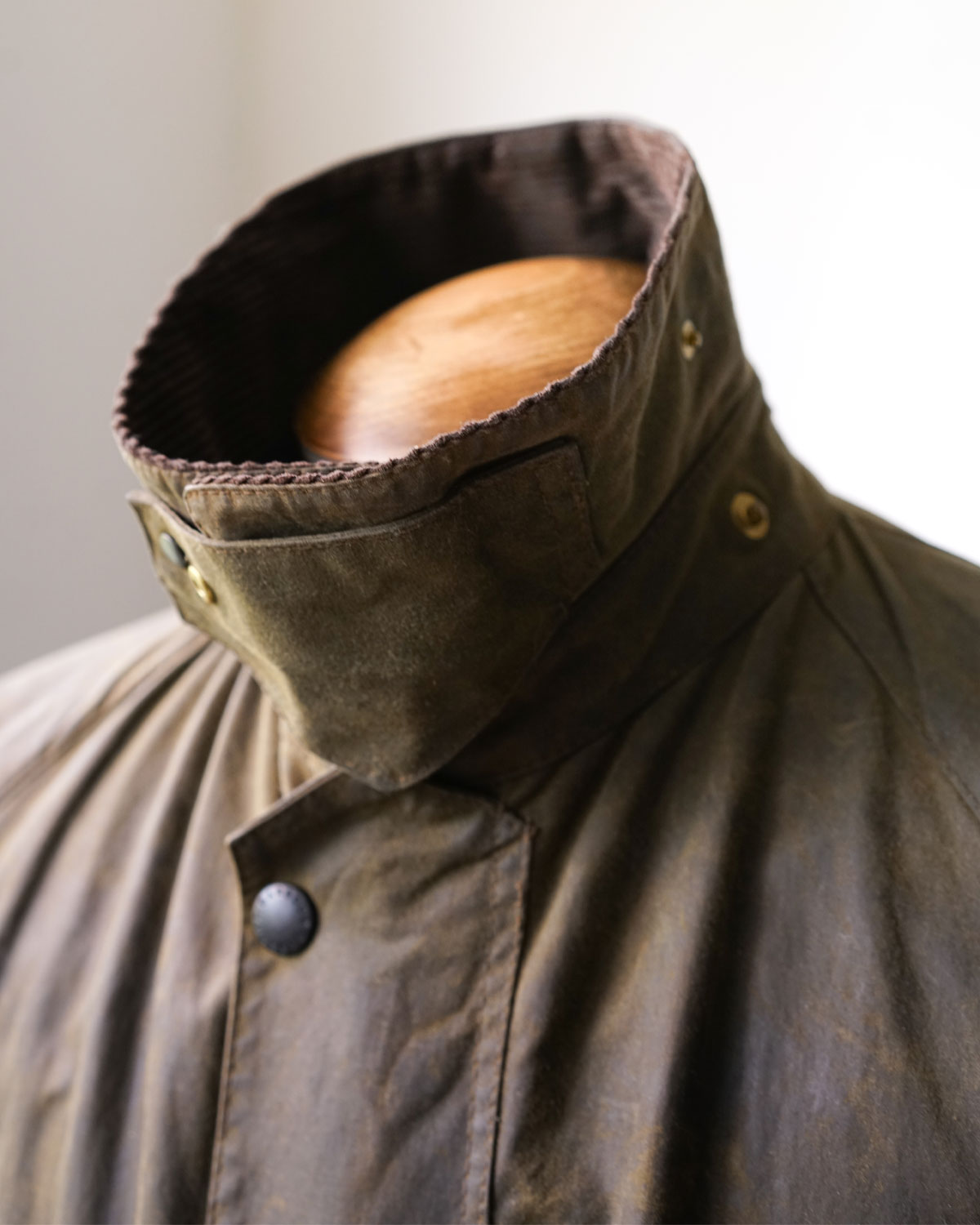 OLIVE（襟を立てるとコーデュロイ面が首にあたり防寒できます）