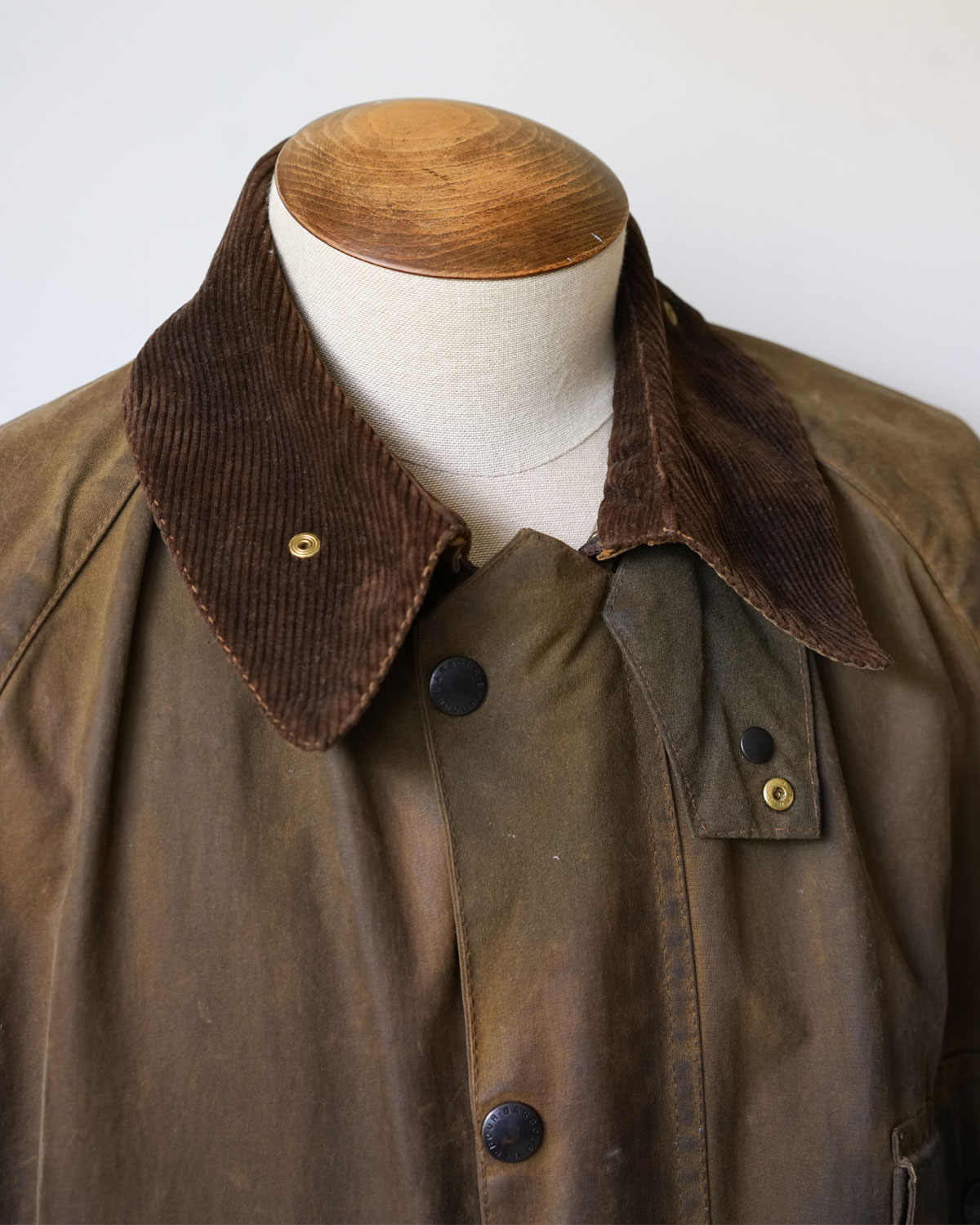 FADE OLIVE(チンストラップ付きの襟元)