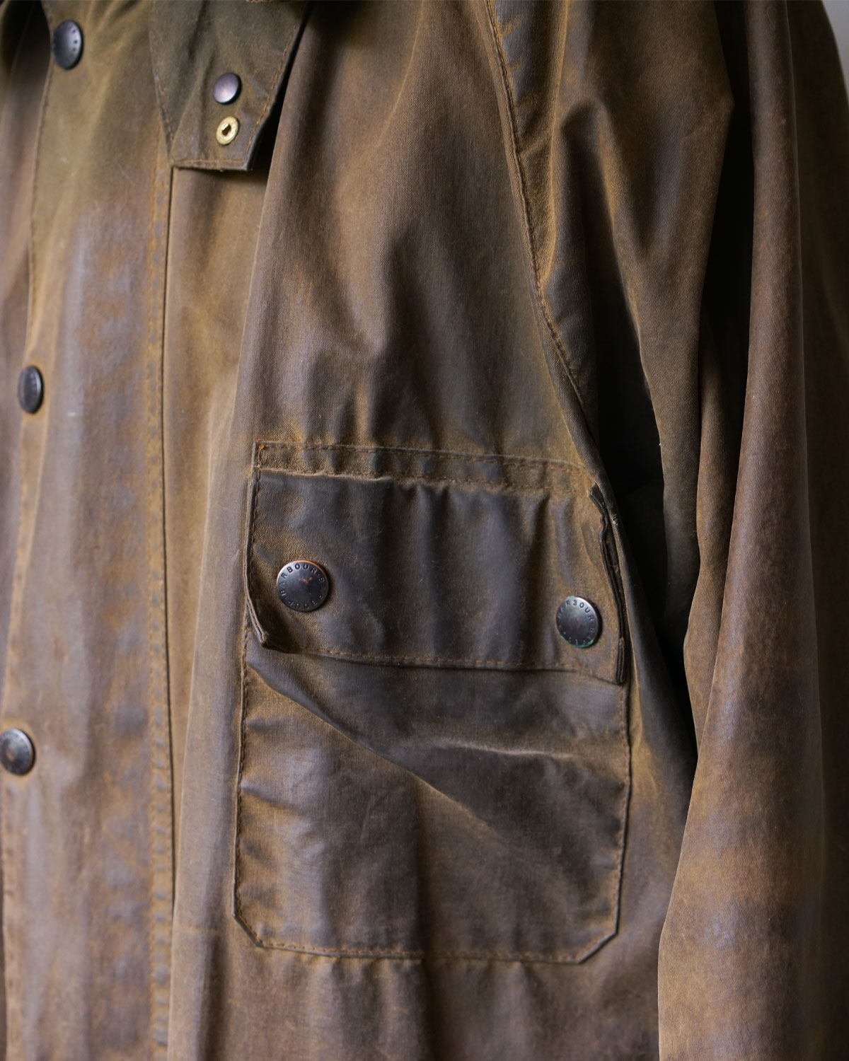 FADE OLIVE(ボタン付きのフラップチェストポケット)