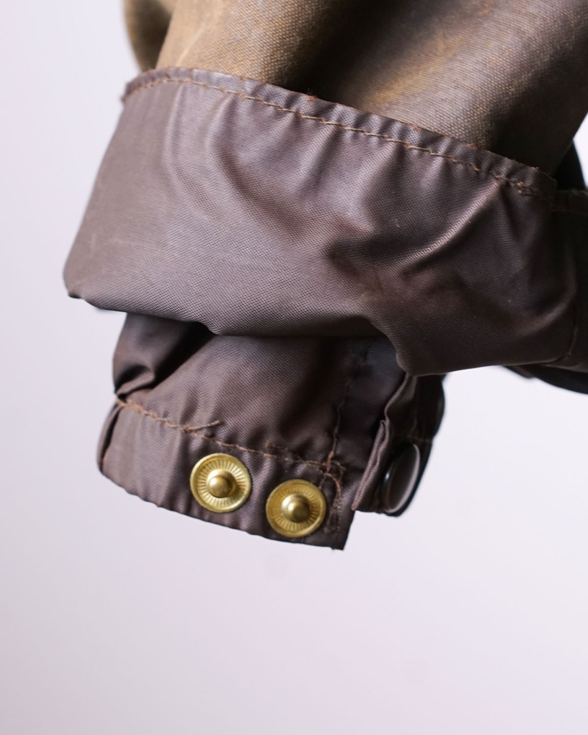 FADE OLIVE(袖先には風防がつきます)