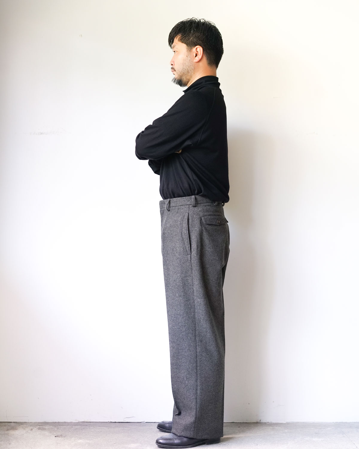 Tranescent / IN TUCK TROUSERS ‐Powder melton‐