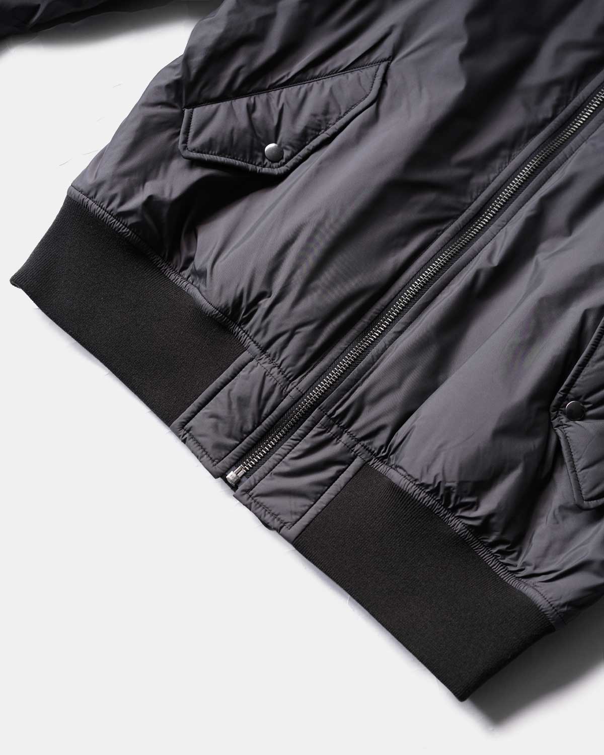 GREY(裾リブもほどよく締まり風の侵入を防ぎます)