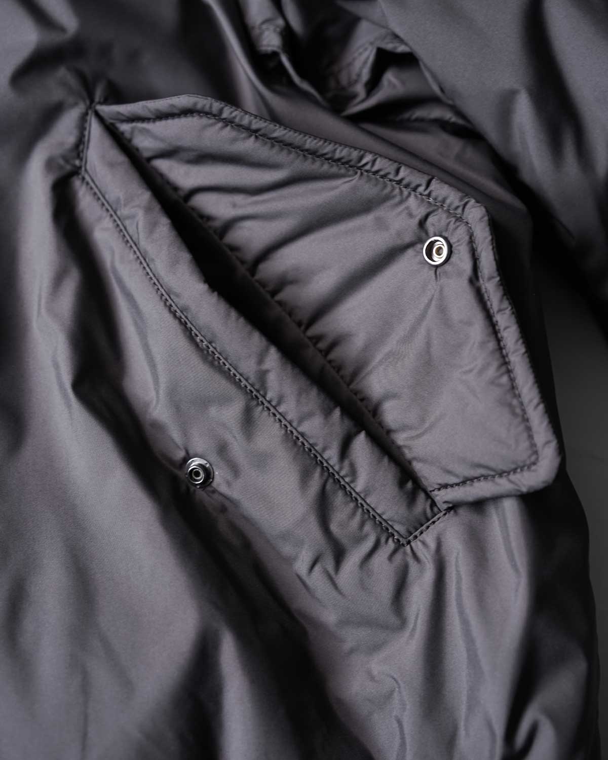 GREY(メインポケットはボタン付きフラップ)