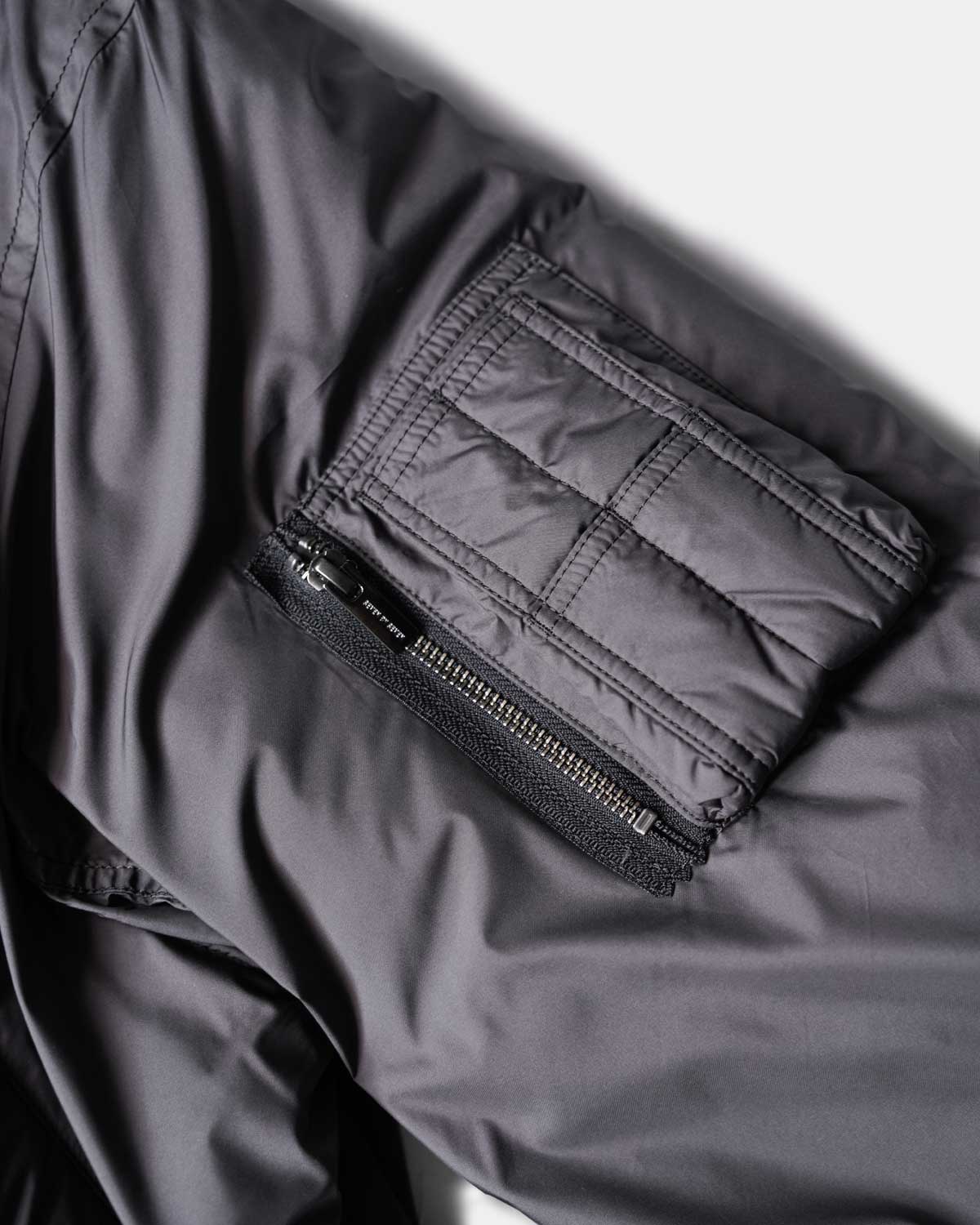 GREY(左袖にはシガレットポケット)