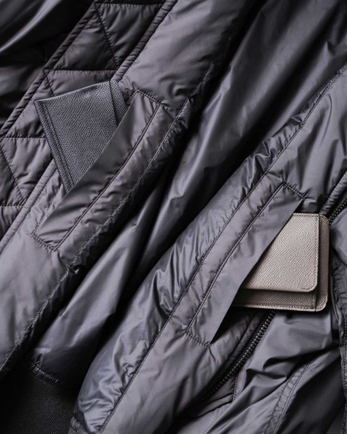 GREY(左右に内ポケットが付くため収納も豊富です)