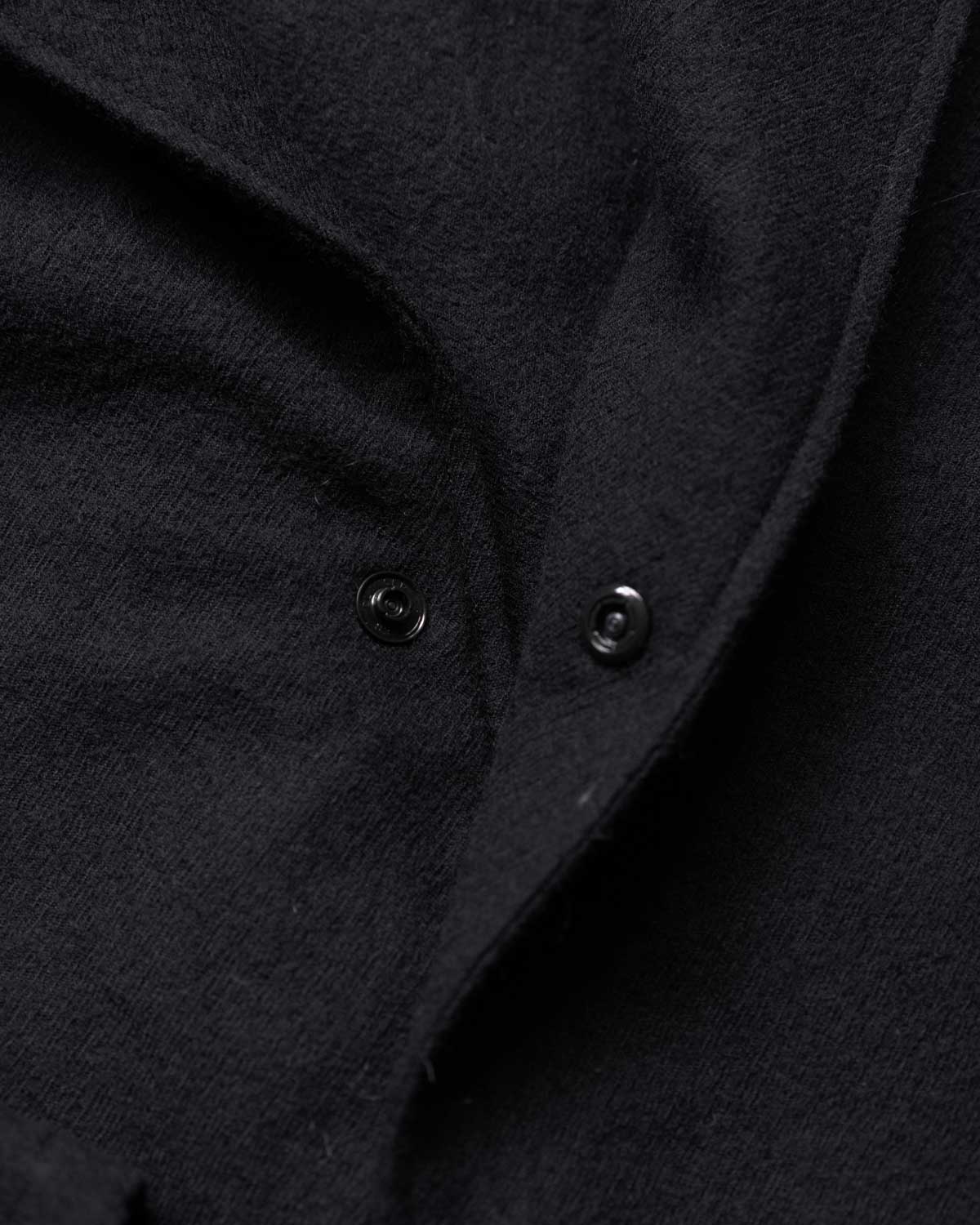 BLACK(フロントにパッチボタンがつくことで抜け感が出ます)