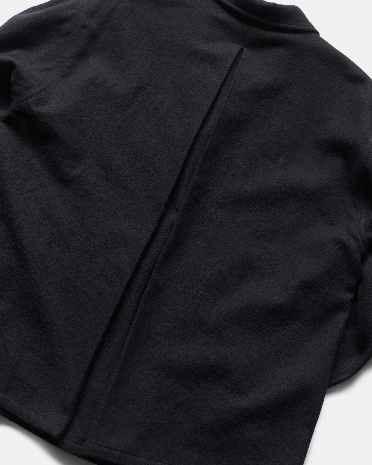 BLACK(特徴的な背中のプリーツは独特なシルエットと着心地を格上げします)