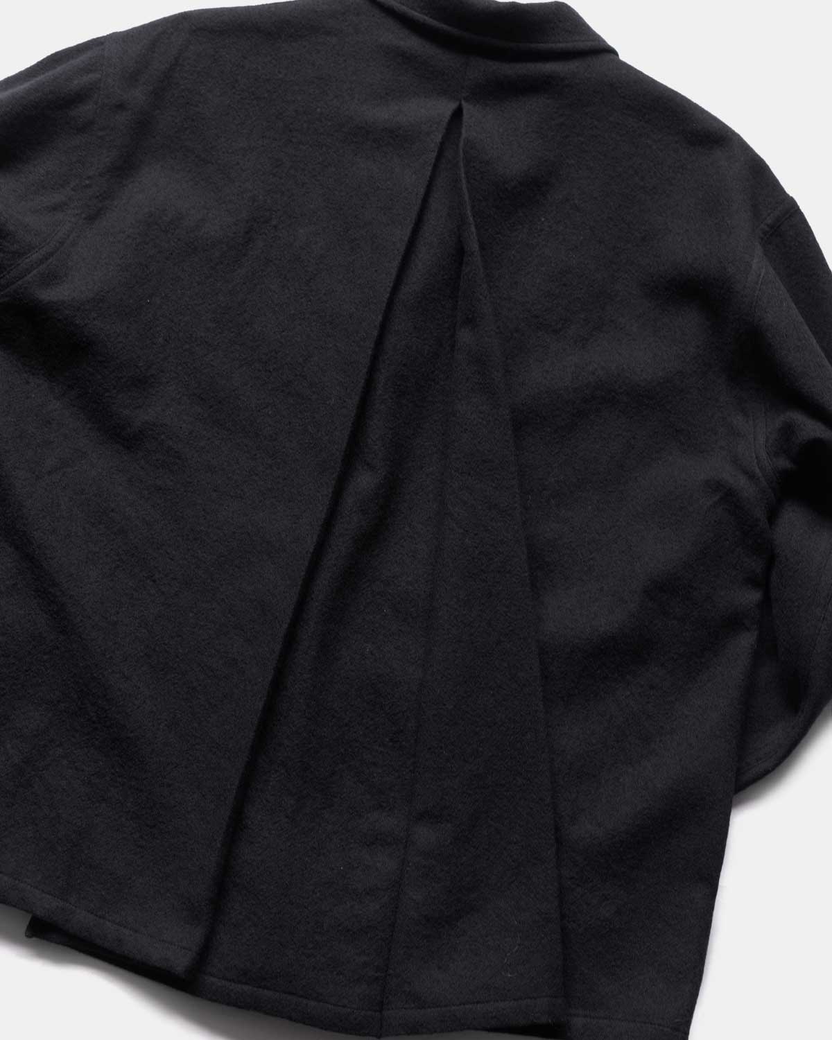 BLACK(特徴的な背中のプリーツは独特なシルエットと着心地を格上げします)