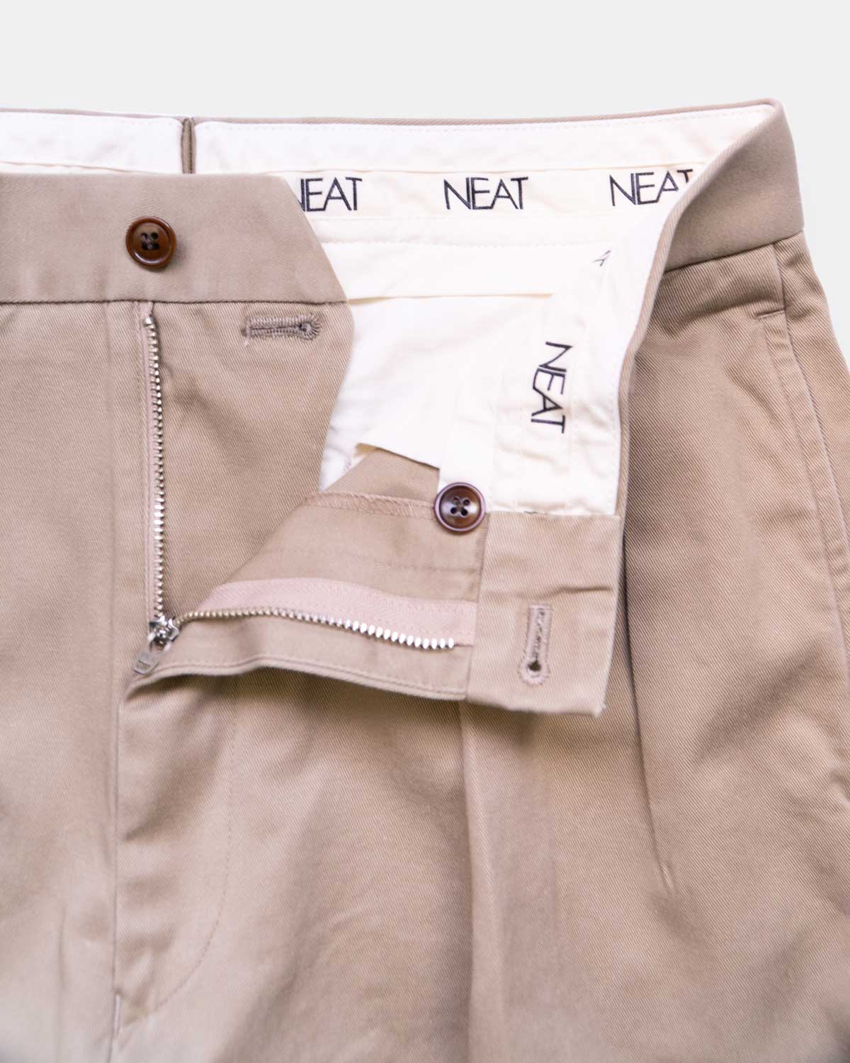 BEIGE（ジッパーフライ仕様なので生活の中で不便を感じにくいです）