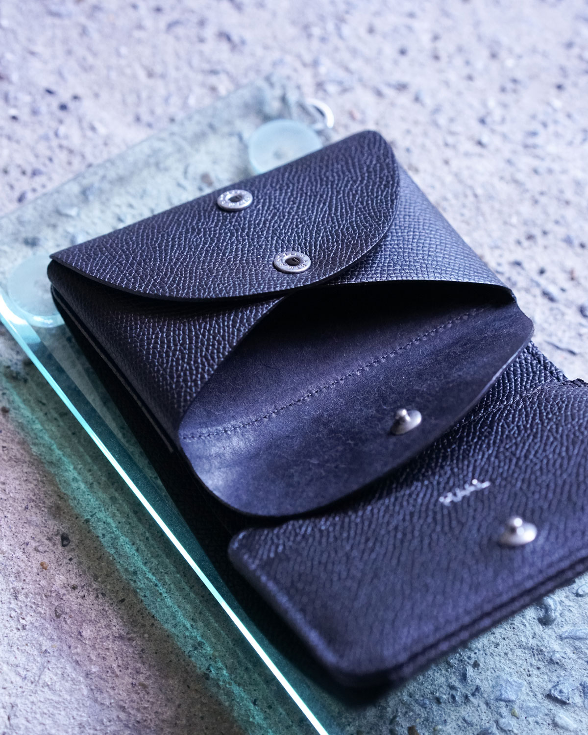 BLACK（開きやすく取り出しやすいです）