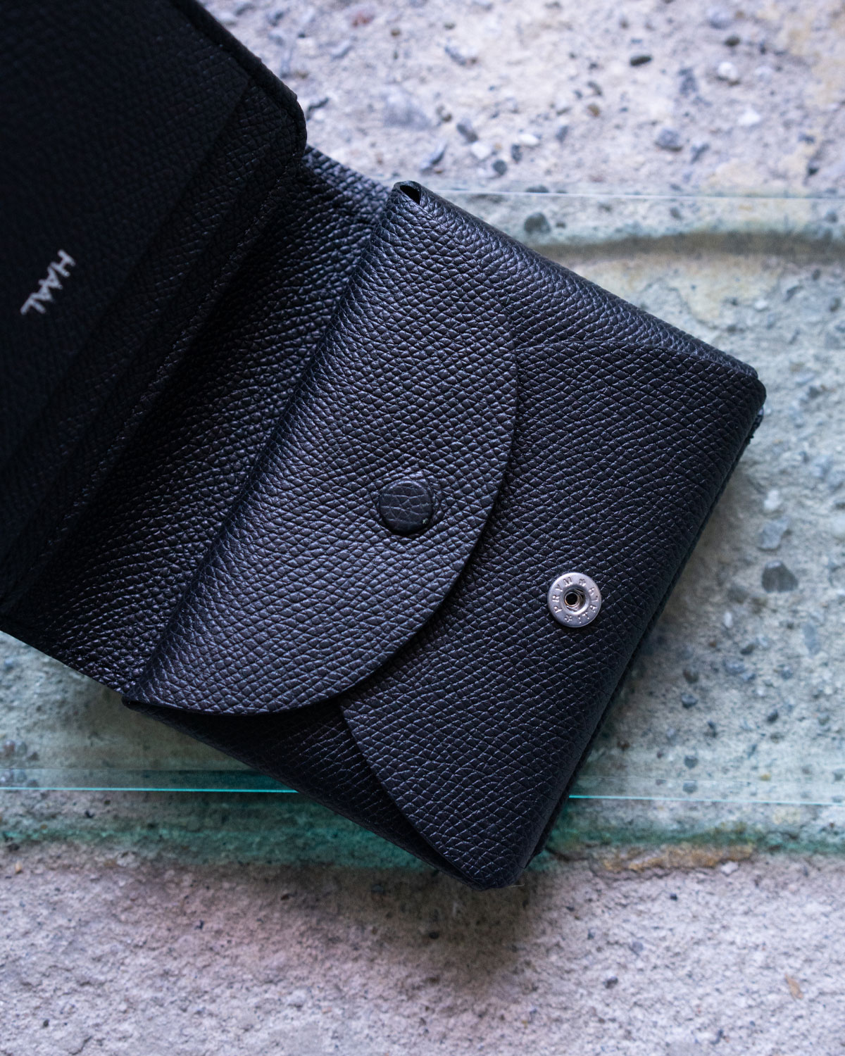 BLACK（1枚の革を折りたたんだようなコインケース）