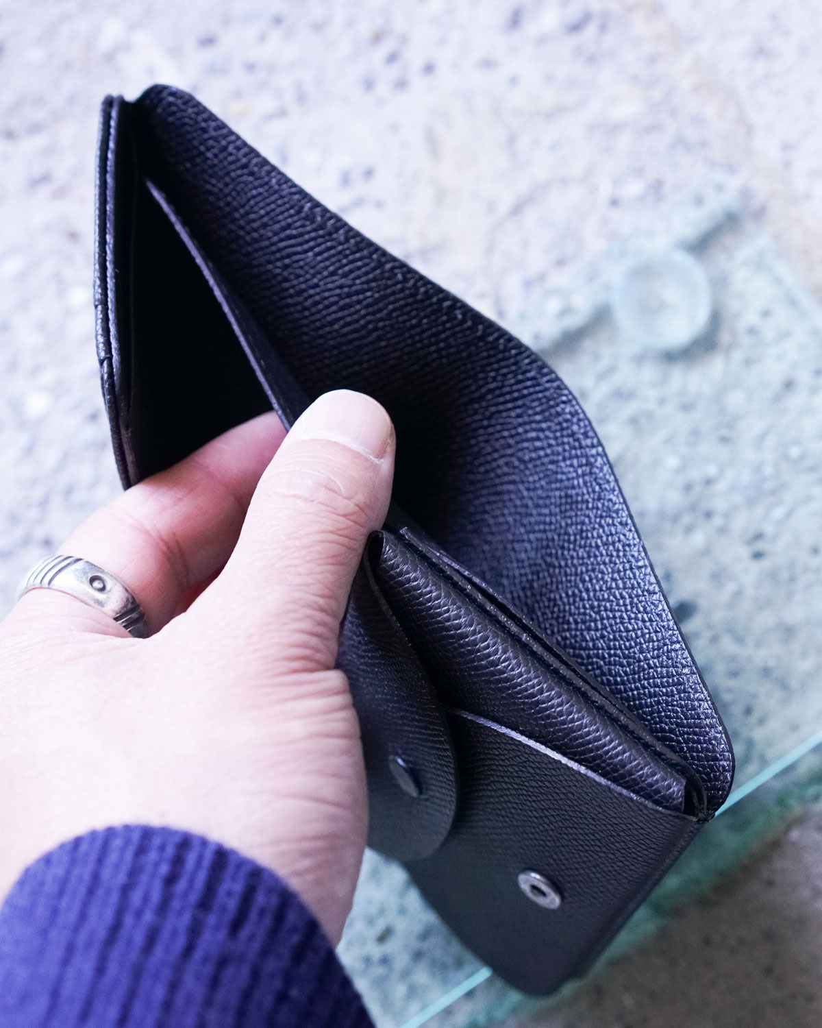 BLACK（札入れ２室は一万円札とそれ以外を分けて収納できます）