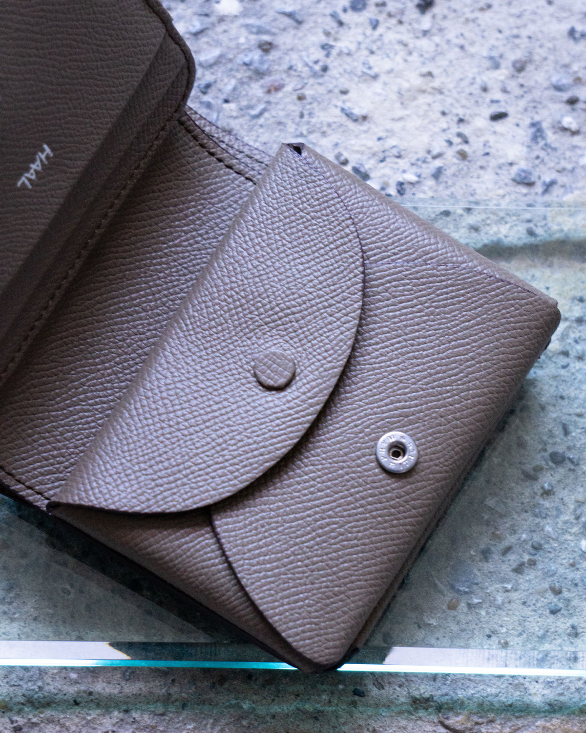 TAUPE（1枚の革を折り畳んだようなコインケース）