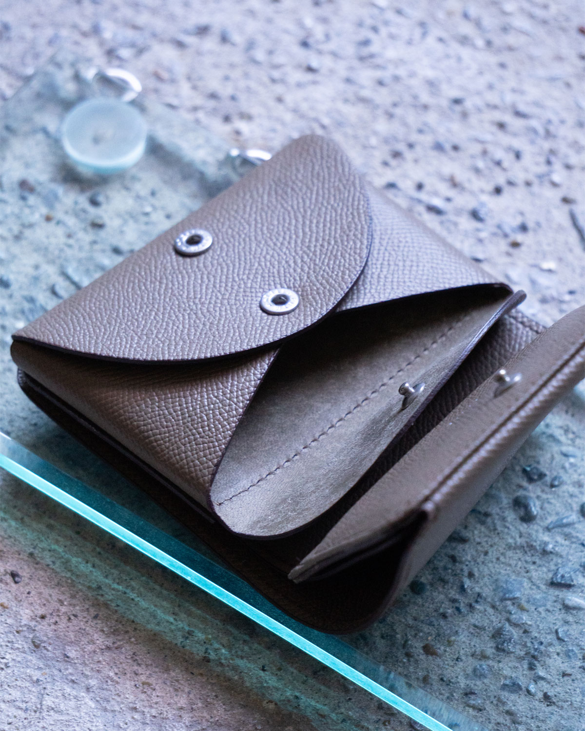 TAUPE（取り出しやすい構造で会計の所作もスマートに）