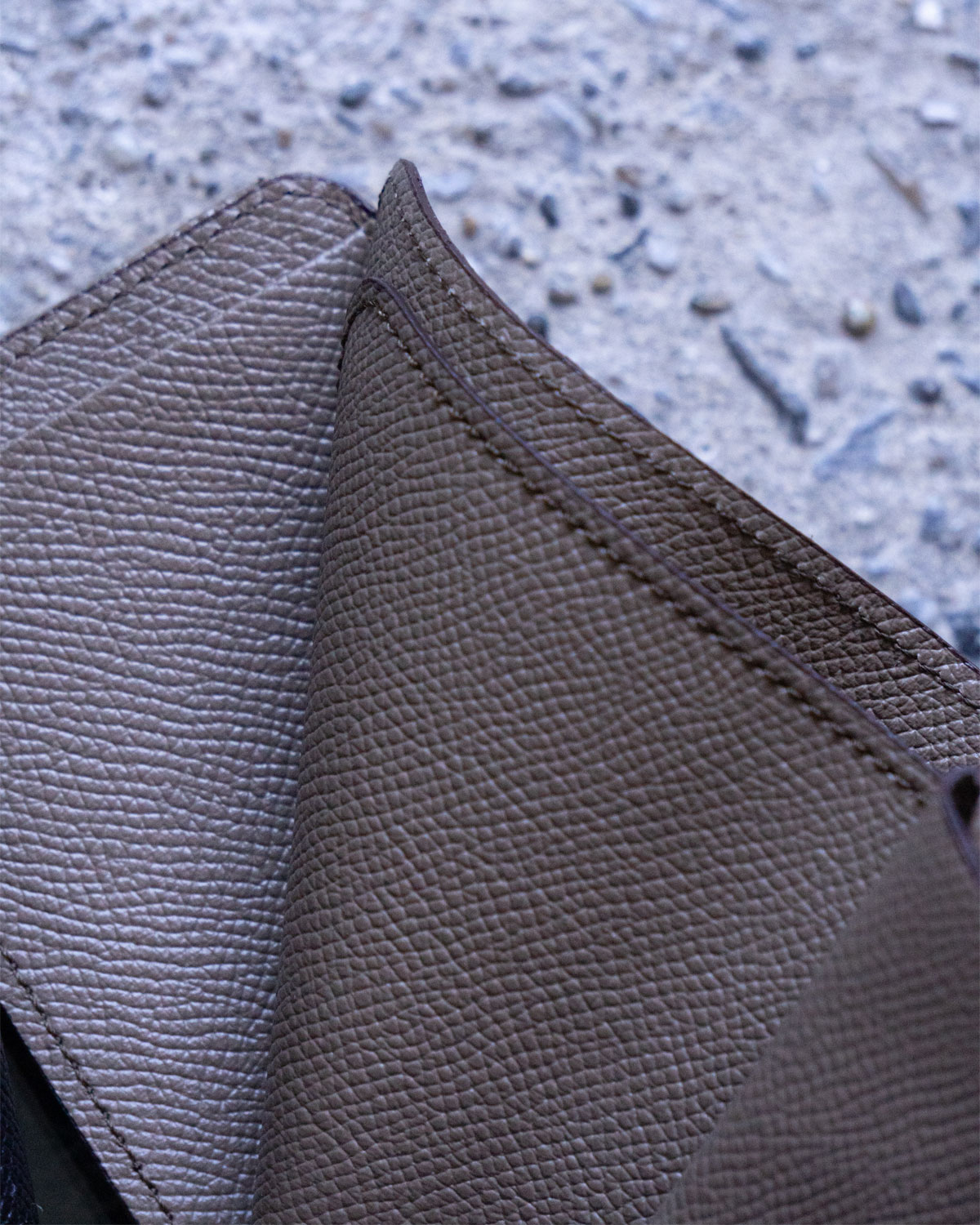 TAUPE（札入れも２室あり1万円札と他を分けやすいです）