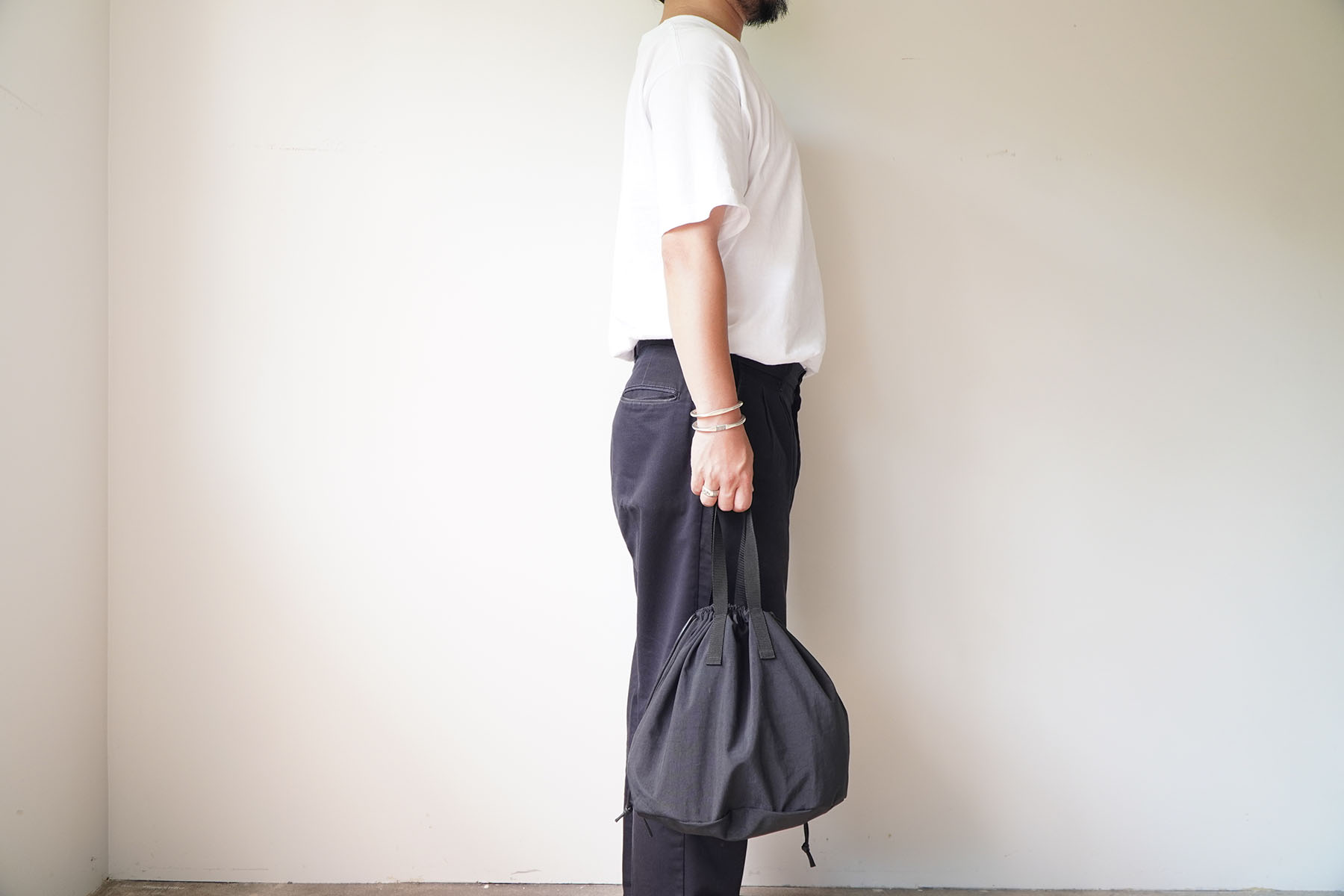 ”tusser nylon” TAS HELMET BAG [ERA goods] wearing image hand