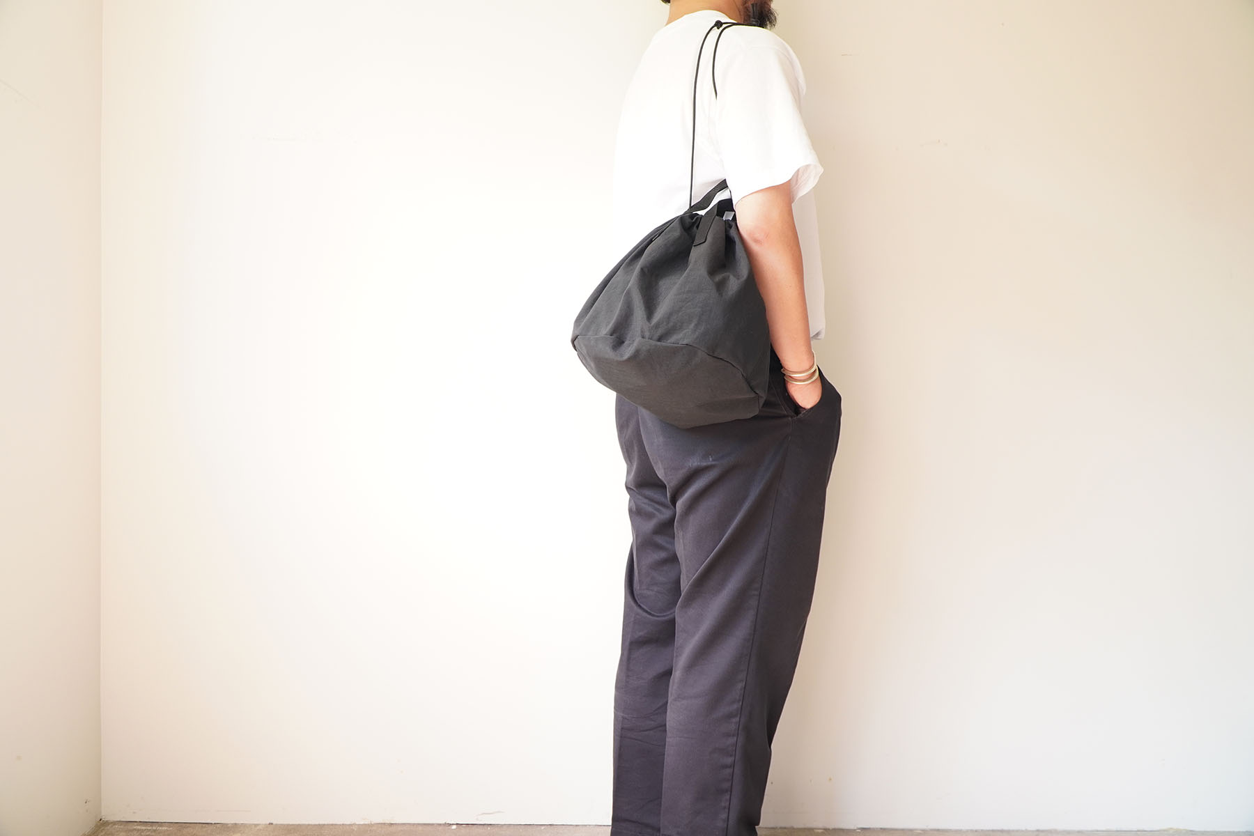 ”tusser nylon” TAS HELMET BAG [ERA goods] wearing image shoulder