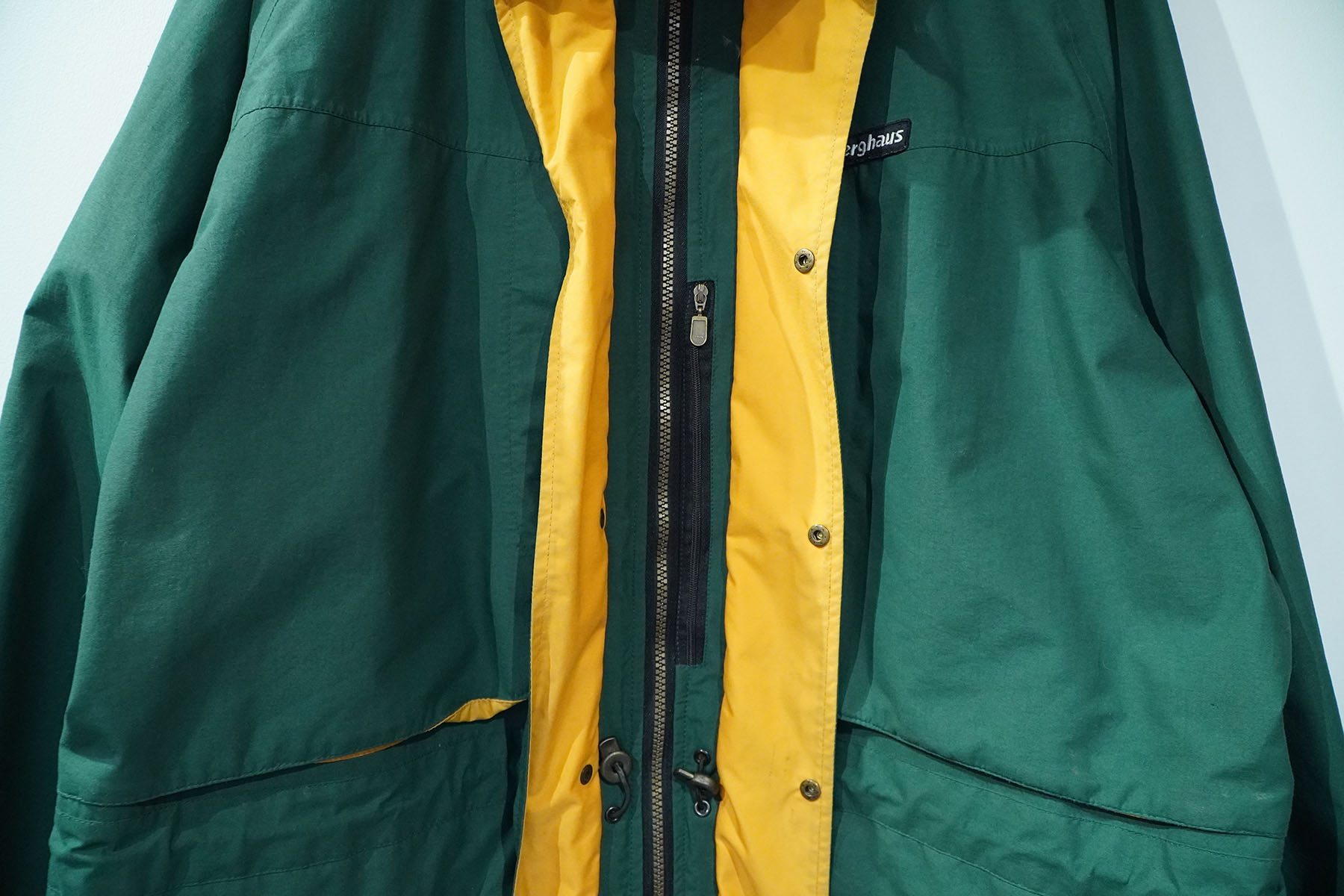 80s vintage berghaus goretex jacket -green color- inside chest pocket
