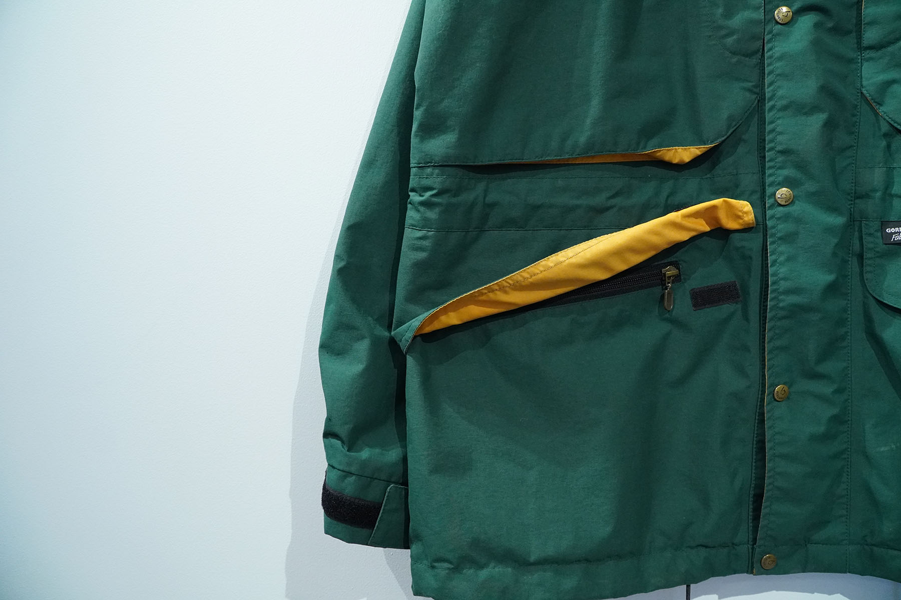 80s vintage berghaus goretex jacket -green color- flap pocket with zipper