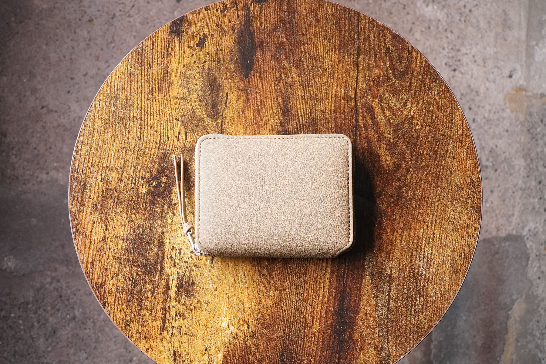 bubblecalf round palm wallet taupe