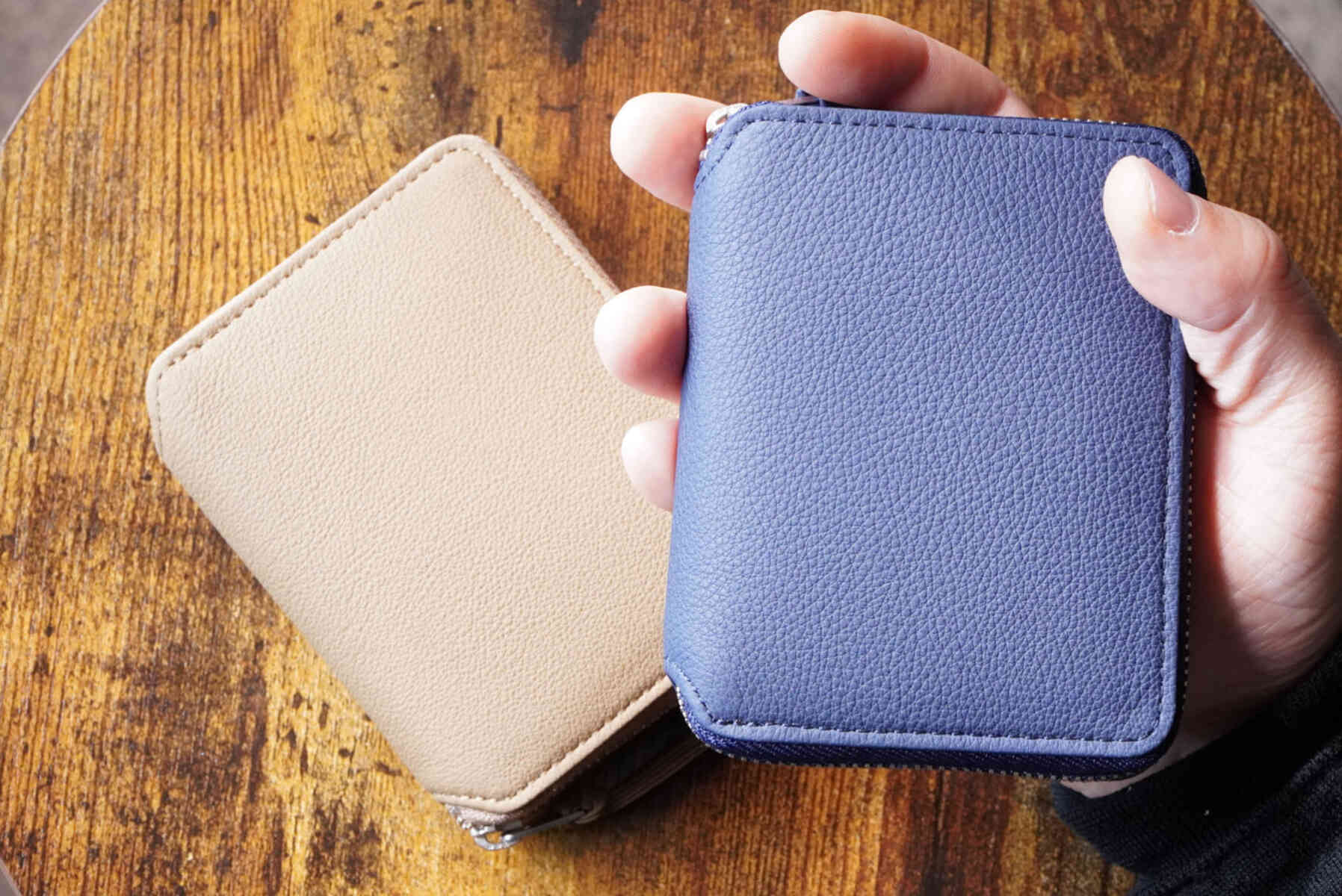 BUBBLE CALF "ROUND PALM WALLET" [ERA goods] on hand