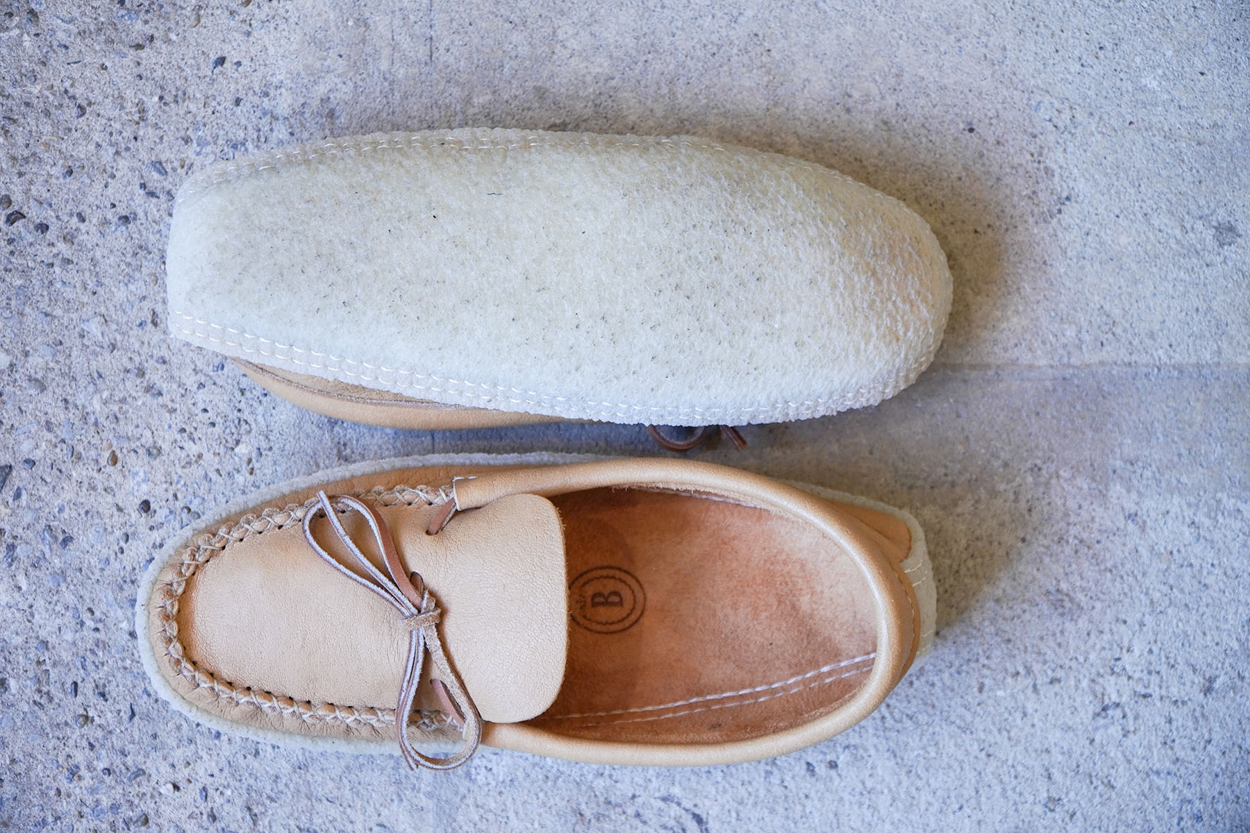 BASTIEN industries ”handsawn moccasins” camel sole