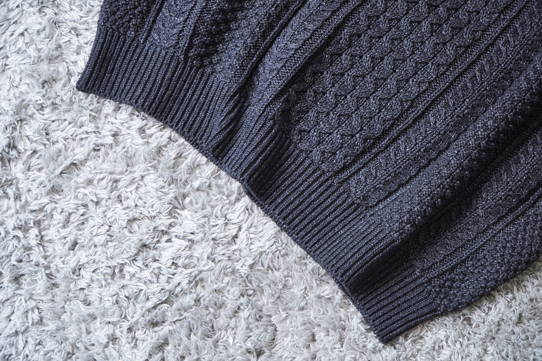 "black indigo yarn" Crew Neck Cable Sweater [SEVEN BY SEVEN] hem