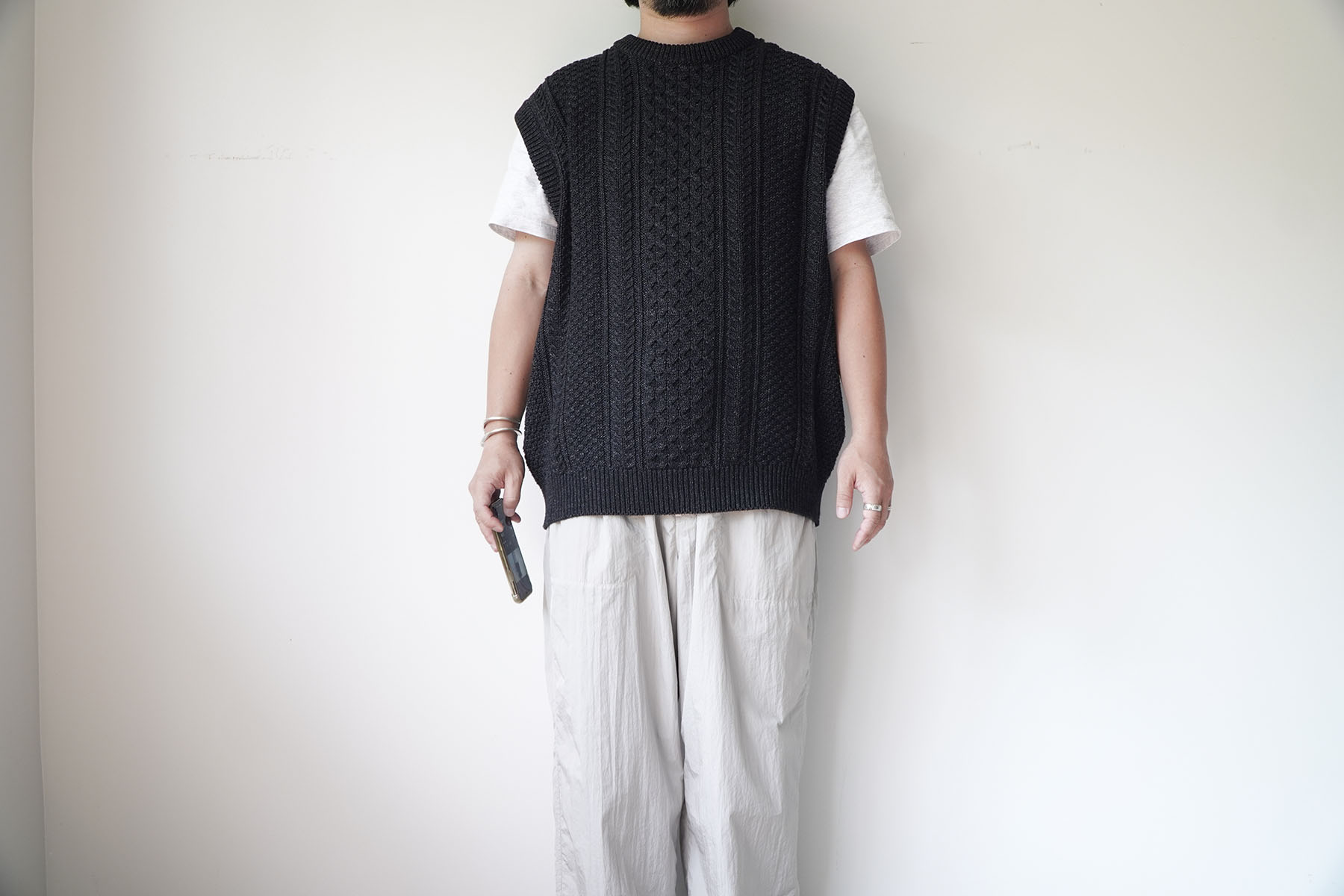 Cable Knit Vest indigo yarn -one wash- [SEVEN BY SEVEN] wearing image