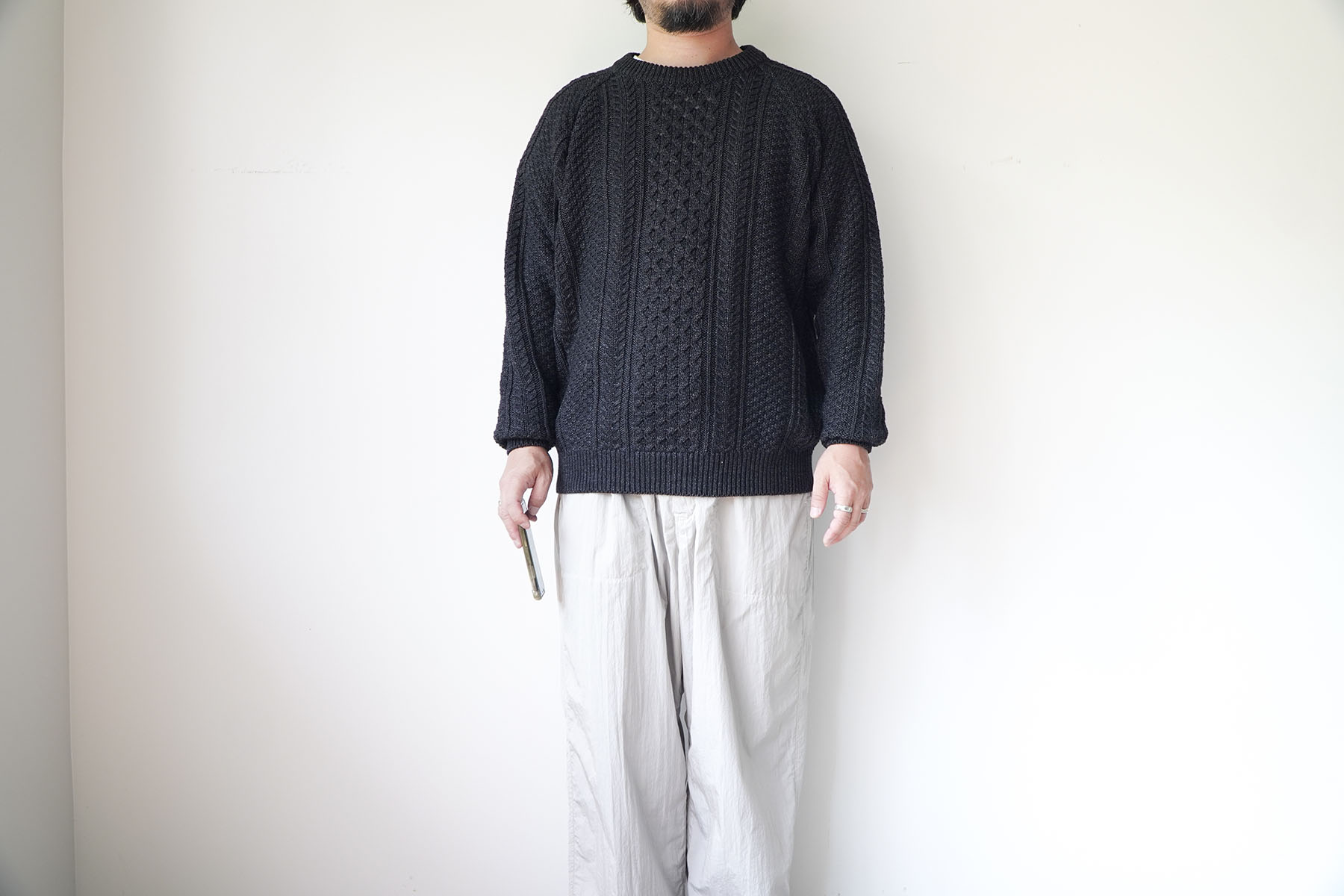 "black indigo yarn" Crew Neck Cable Sweater [SEVEN BY SEVEN] wearing image