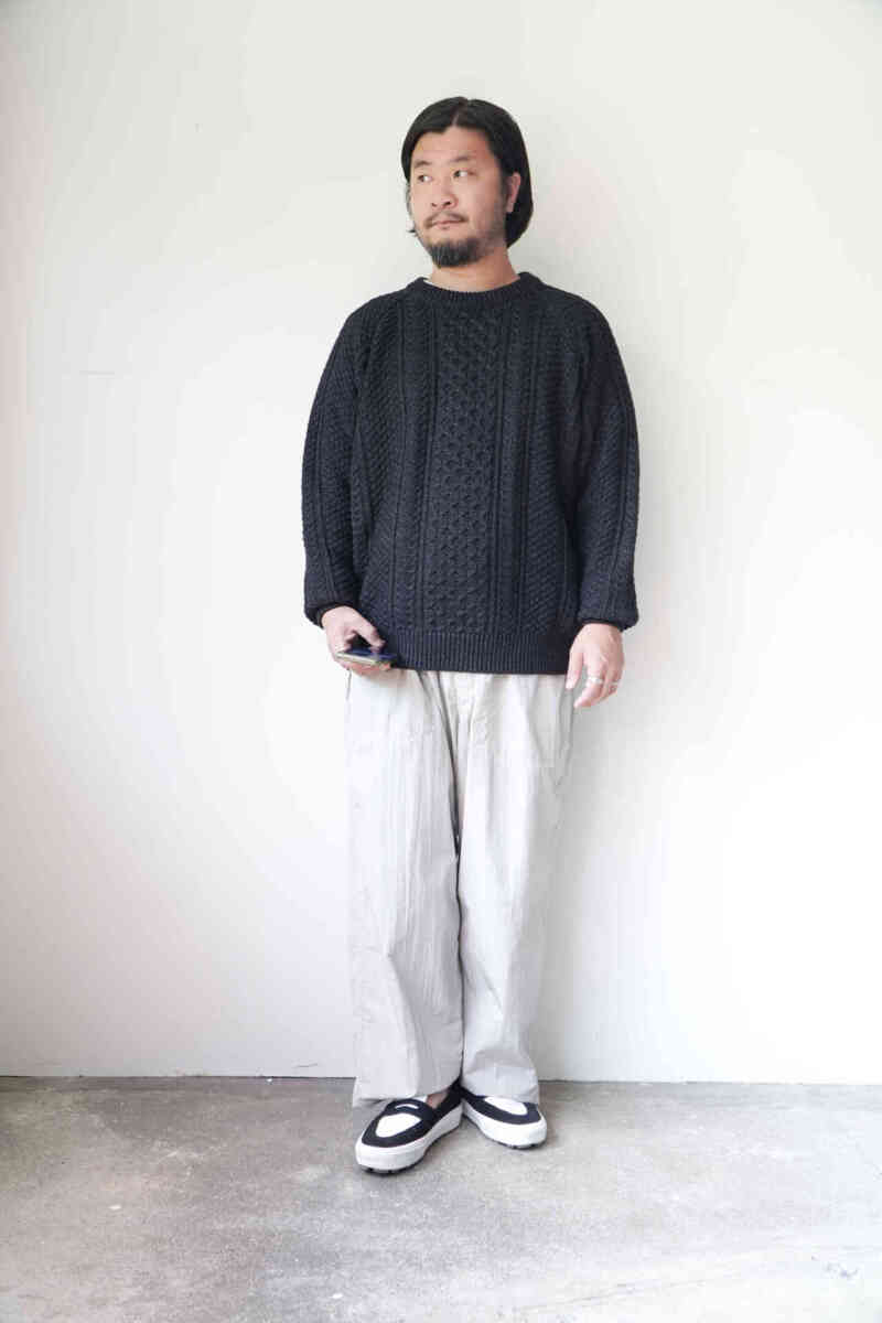 "black indigo yarn" Crew Neck Cable Sweater [SEVEN BY SEVEN] coordination image with nylon pants