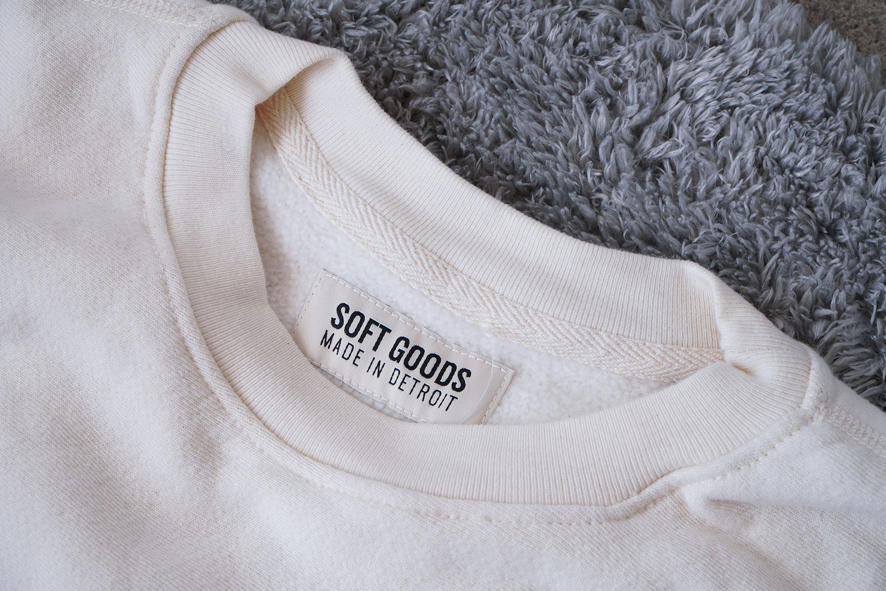 "brushed back crewneck sweat shirt" natural color [SOFT GOODS] neck