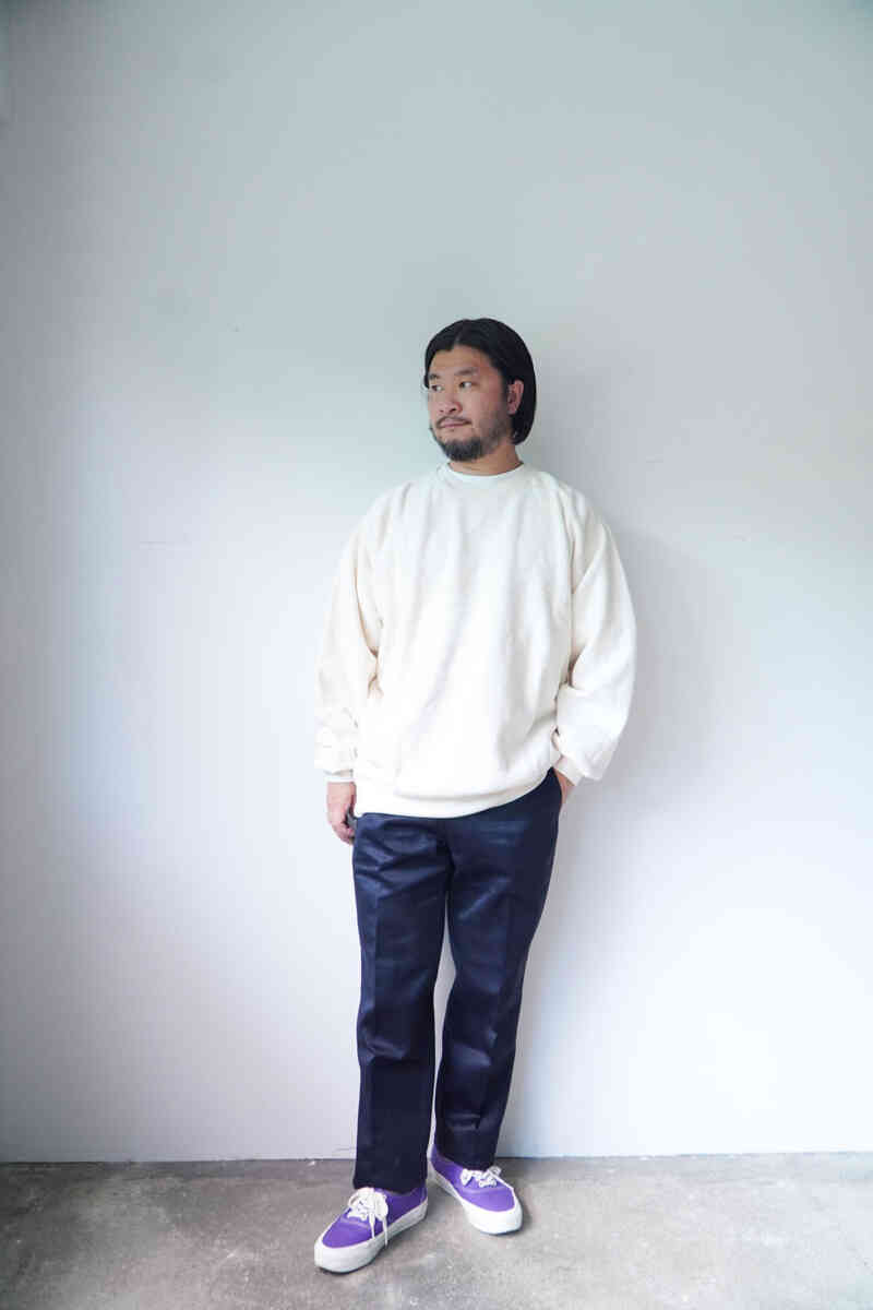 "brushed back crewneck sweat shirt" natural color [SOFT GOODS] styling image with trousers